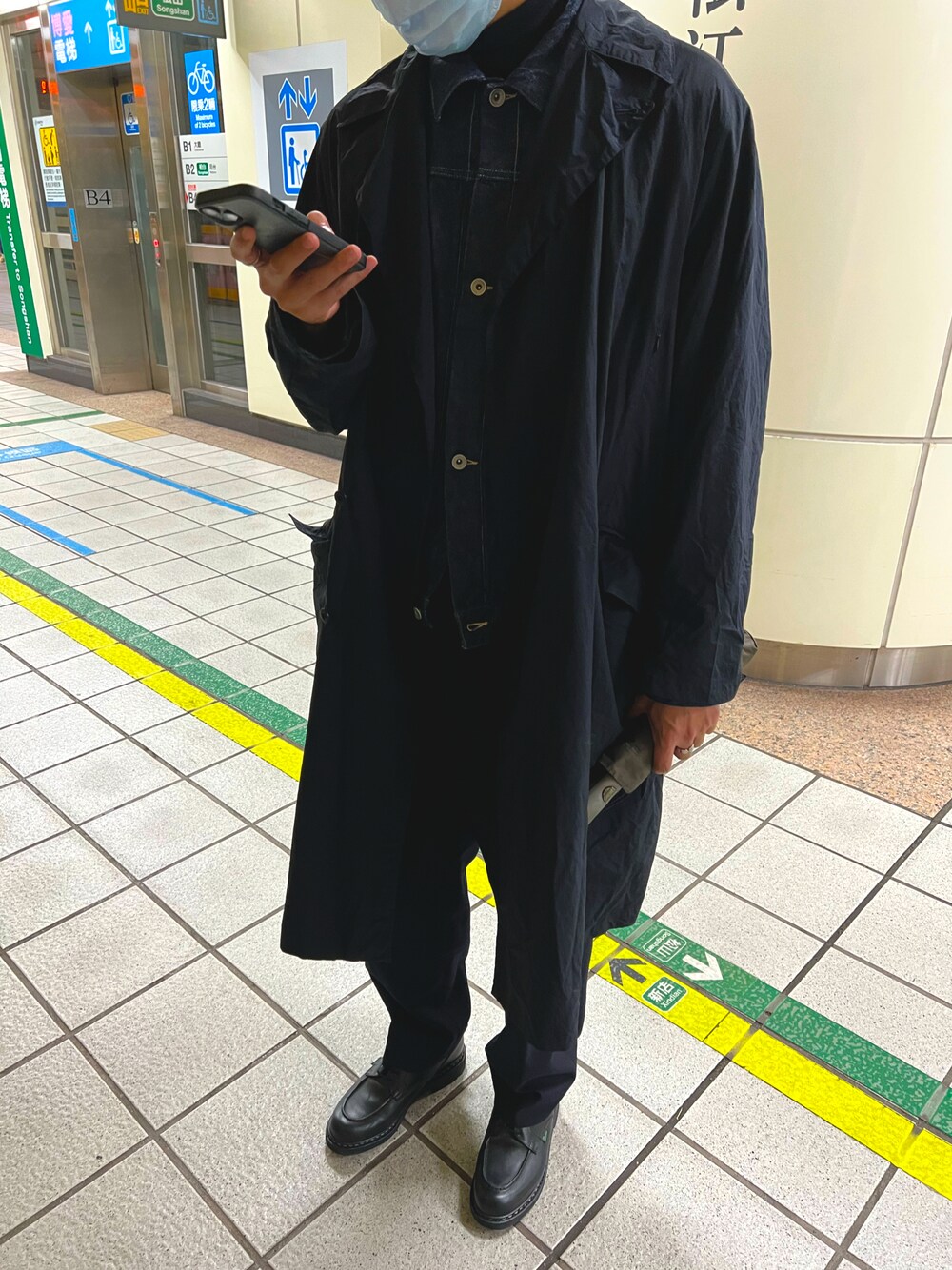 「COMOLI、TEATORA、Paraboot」｜「TEATORAのアイテム（ノーカラーコート、ブラック系）」を使った、Jeremyさん（メンズ・180cm）の冬コーディネートの1枚目の写真