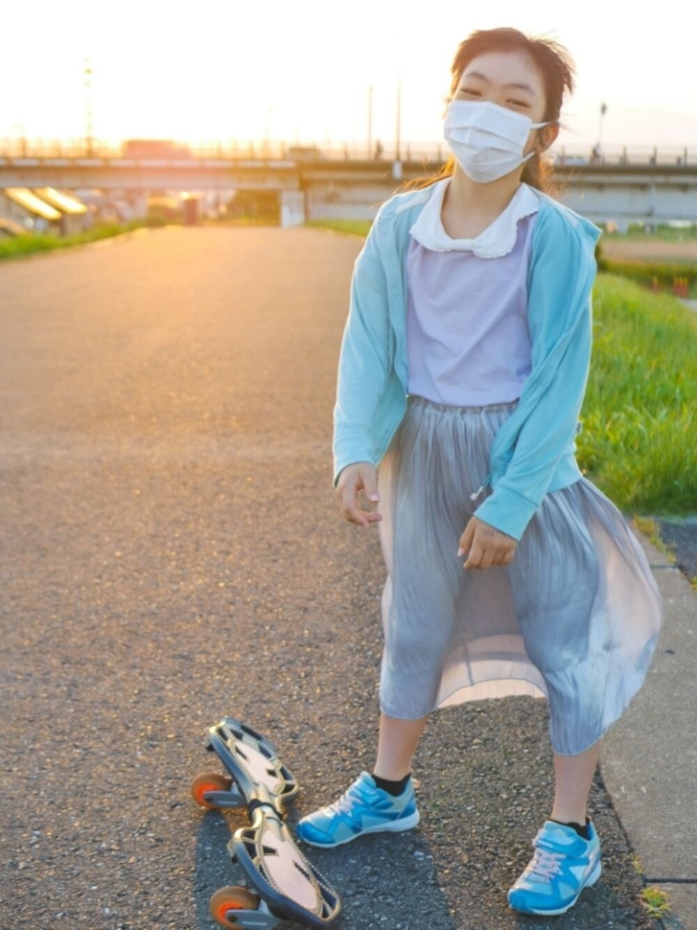 「リボン、女の子、通学、ＵＶカット、プリーツスカート、散歩、夕方、キッズコーデ、パーカー」｜「Catherine Cottageのリボン衿Tシャツ（Tシャツ/カットソー、パープル系）」を使った、saramimiさん（キッズ・128cm）の夏コーディネートの1枚目の写真