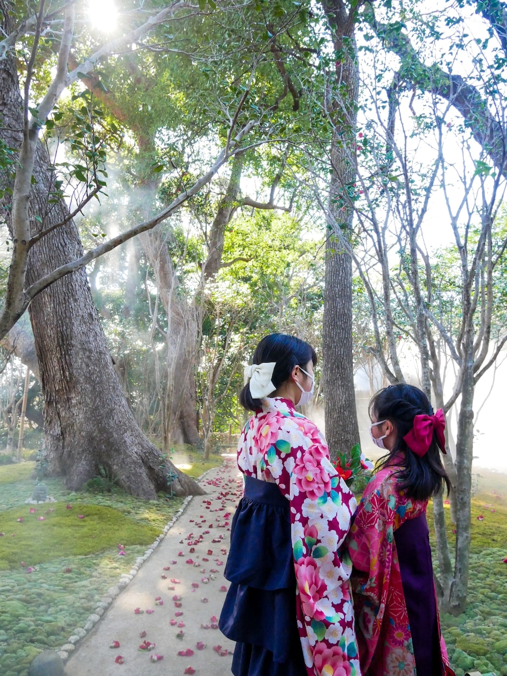 「女の子、袴、和装、椿山荘、キッズファッション、リボン、椿、姉妹コーデ」｜「Catherine Cottageの簡単着付けの刺繍入り袴セット（着物、ピンク系）」を使った、saramimiさん（キッズ・132cm）の春コーディネートの1枚目の写真