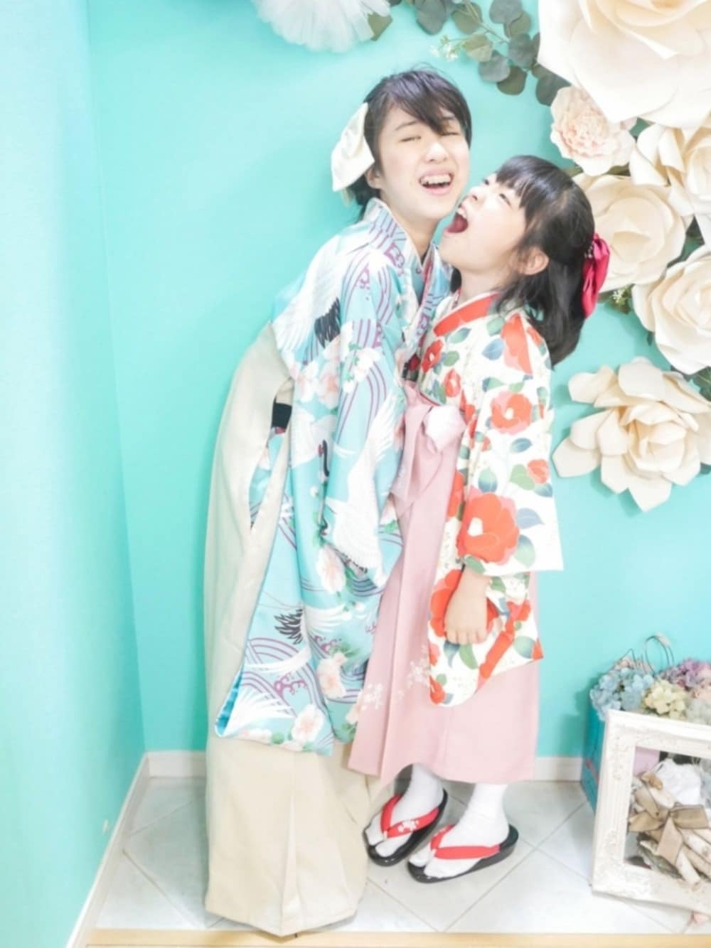 ブルー系の着物、ベージュ系の着物、ホワイト系のソックス/靴下を着用したキッズの秋コーディネートの1枚目の写真