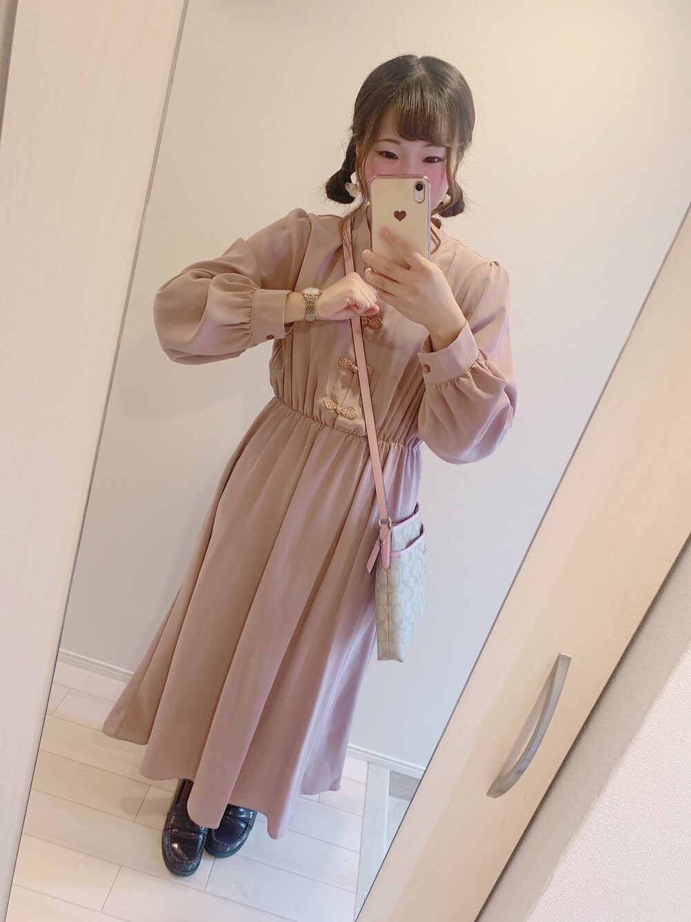 「秋のコーデ、今日のコーデ、休日スタイル、秋色、大人ガーリー、くすみピンク、INGNI、ワンピース、ローファー」｜「INGNIのチャイナ／ワンピース（ワンピース、ピンク系）」を使った、あずさんさん（レディース・156cm）の秋コーディネートの1枚目の写真