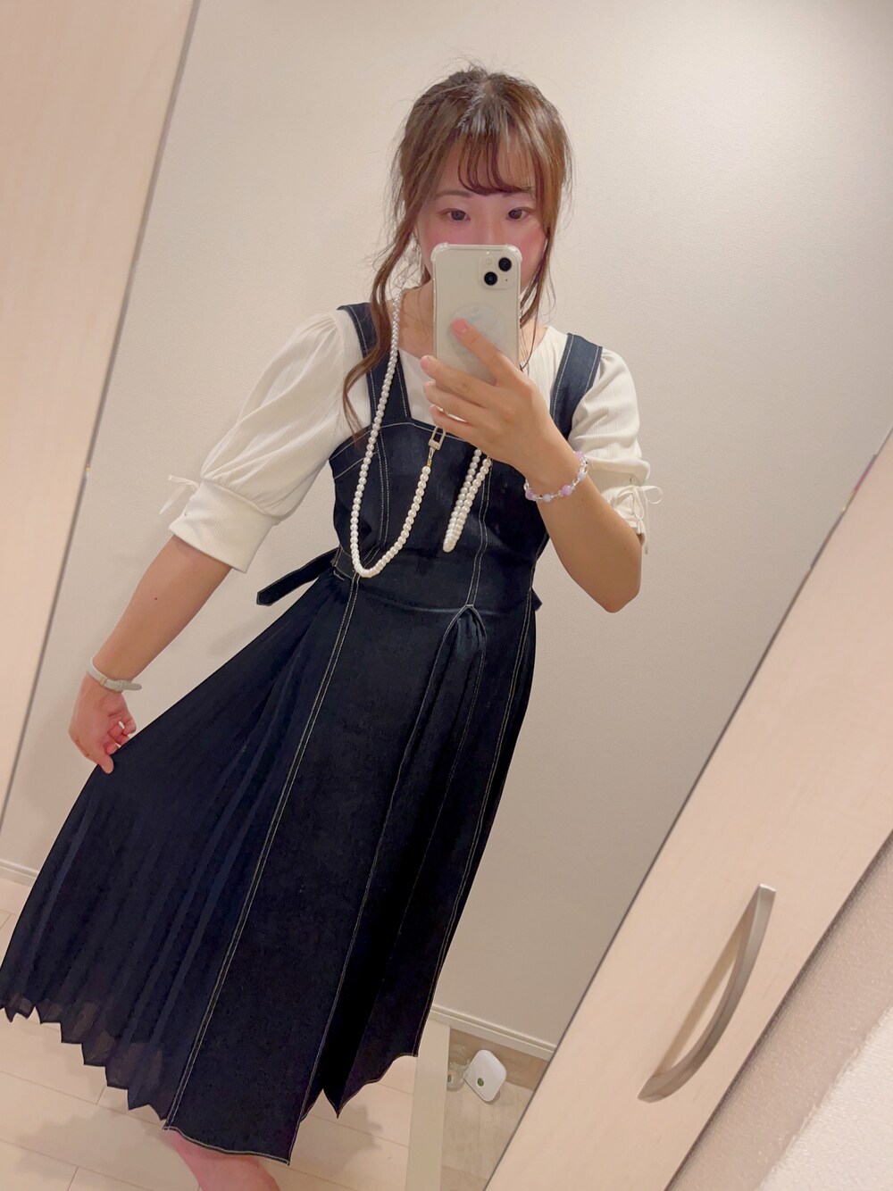 「秋のコーデ、シンプルスタイル、きれいめカジュアル、おでかけコーデ、デニムコーデ、grove、デニムワンピース」｜「groveのキレイに決まる!脇プリーツジャンドレ（ワンピース、ブルー系）」を使った、あずさんさん（骨格ウェーブ・レディース・156cm）の秋コーディネートの1枚目の写真