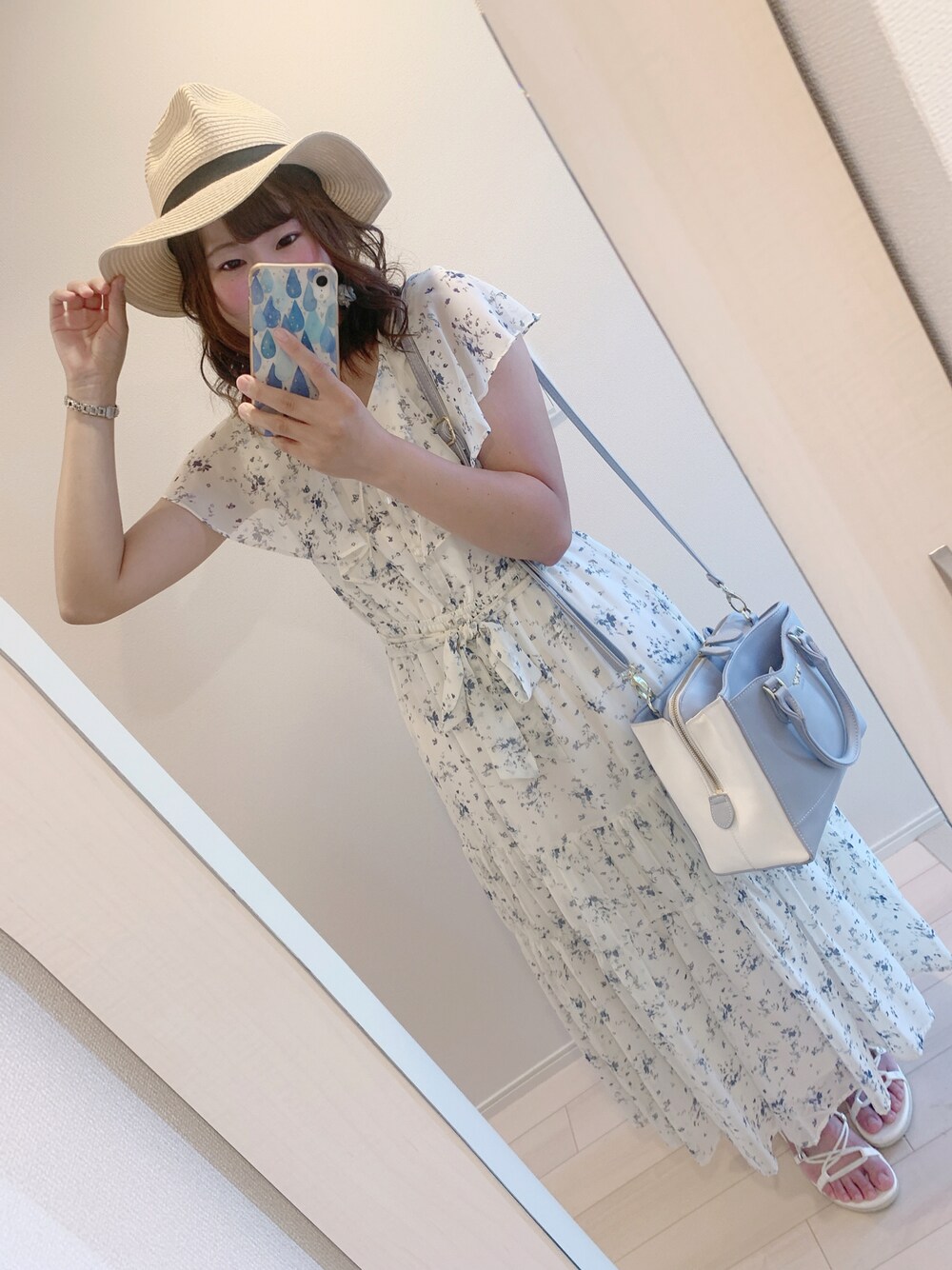 「シンプルコーデ、休日スタイル、ラクチンコーデ、夏コーデ、ワンピース、花柄ワンピース、MISCH MASCH、爽やかコーデ、むぎわら帽子」｜「麦わら帽子のアイテム（帽子、ベージュ系）」を使った、あずさんさん（レディース・156cm）の夏コーディネートの1枚目の写真
