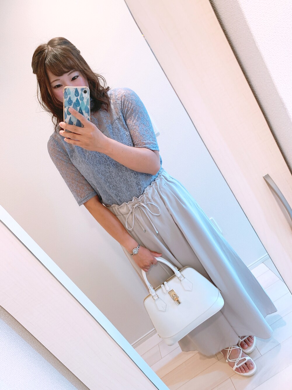 パープル系のTシャツ/カットソー、ホワイト系のパンツ、ホワイト系のバッグを着用したレディースの夏コーディネートの1枚目の写真