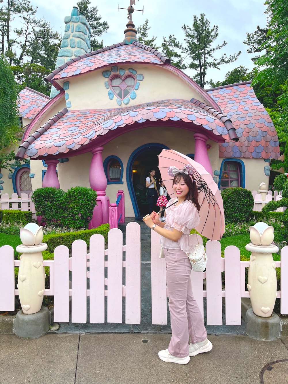 ピンク系のシャツ/ブラウス、ピンク系のデニムパンツ、ベージュ系のスニーカーを着用したレディースの夏コーディネートの1枚目の写真