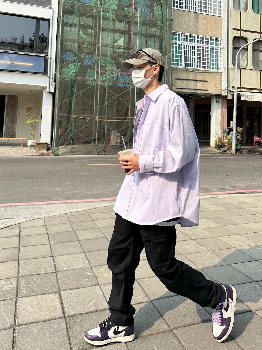 「H&Mのアイテム（チノパンツ、ブラック系）」を使った、董知衡さん（メンズ・173cm）の春コーディネートの1枚目の写真