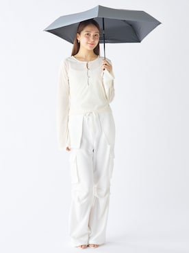「estaa（エスタ）の遮光100％ 超軽量 晴雨兼用 折りたたみ日傘 "自動開閉50cm" マジカルテックプロテクション（折りたたみ傘、グレー系）」を使った、MOONBAT_officialさん（レディース・165cm）の春コーディネート