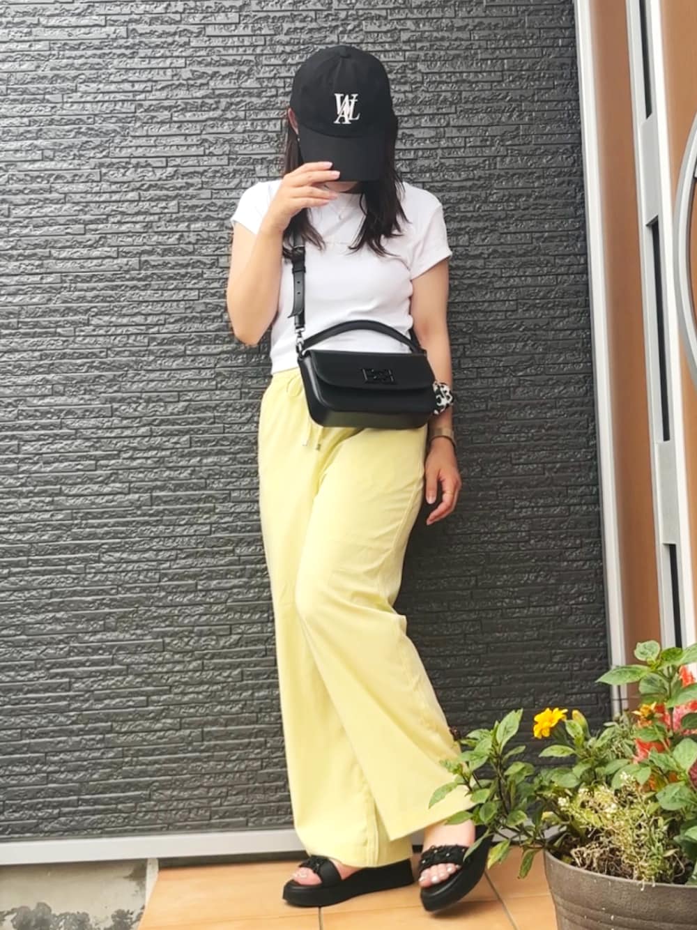 「サンダル、白Tシャツ、夏コーデ、クロップド丈、黄色、低身長、おしゃれさんと繋がりたい、いいね、save、フォローお願いします🤑、厚底サンダル、リボン」｜「WOOALONGの『WOOALONG/ウアロン』Signature ball cap/シグネチャー ロゴデザイン ボールキャップ（キャップ、ブラック系）」を使った、Miiaさん（骨格ウェーブ・レディース・152cm）の夏コーディネートの1枚目の写真