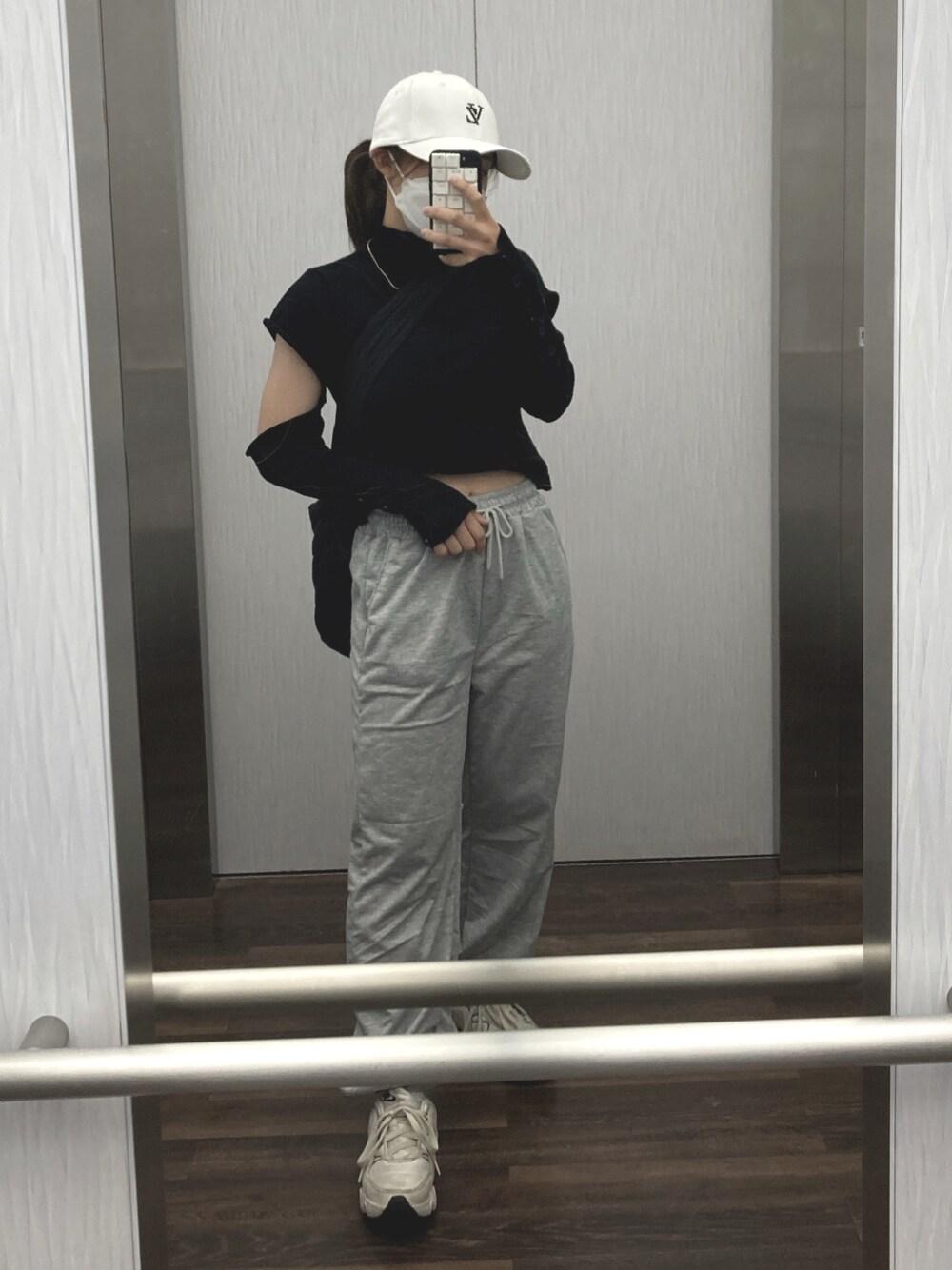 「SHEINコーデ、SHEIN、休日コーデ、おしゃれさんと繋がりたい、低身長、プチプラコーデ、韓国風コーデ、韓国風、キャップ、スウェットパンツ、カットアウトトップス、カットアウト、かっこいい、モノトーン、韓国ファッション」｜「VARZARの【VARZAR】MONOGRAM SOFT OVER FIT BALL CAP / バザール モノグラム ロゴ ソフト オーバーフィット ベースボール キャップ（キャップ、ホワイト系）」を使った、Miiaさん（レディース・152cm）の春コーディネートの1枚目の写真