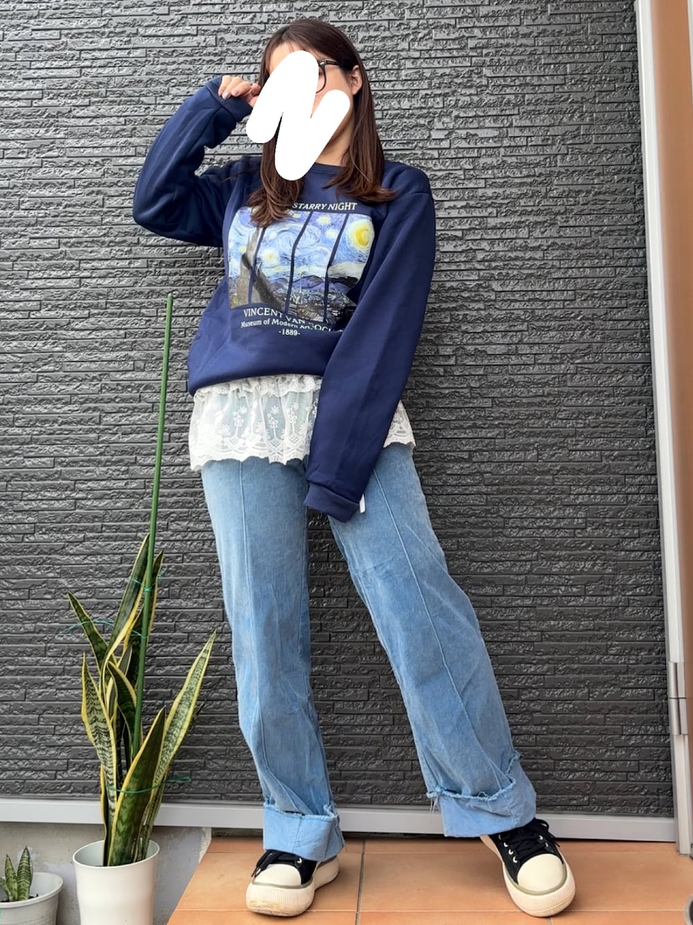 ブルー系のその他パンツ、ブラック系のスニーカーを着用したレディースの秋コーディネートの1枚目の写真