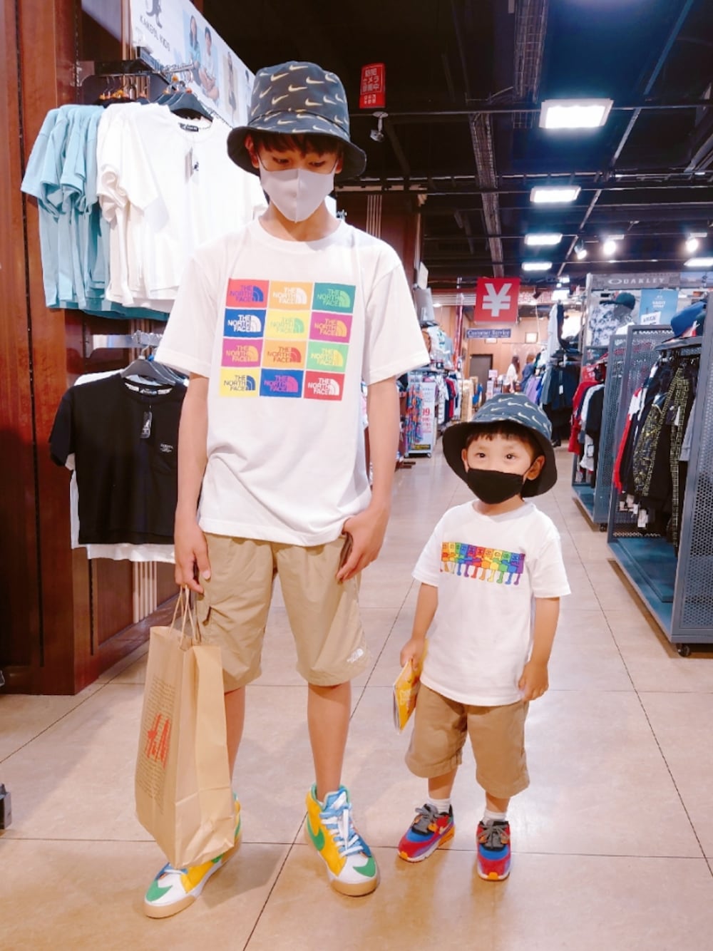 「夏コーデ、ビタミンカラー、むすこーで、夏だ！Tシャツ着よう！、NIKE、GRAMICCI、THE NORTH FACE、兄弟コーディネート」｜「THE NORTH FACEのザ ノース フェイス THE NORTH FACE S/S Colored Half Dome Logos Tee（Tシャツ/カットソー、ホワイト系）」を使った、hayumiさん（キッズ・100cm）の夏コーディネートの1枚目の写真