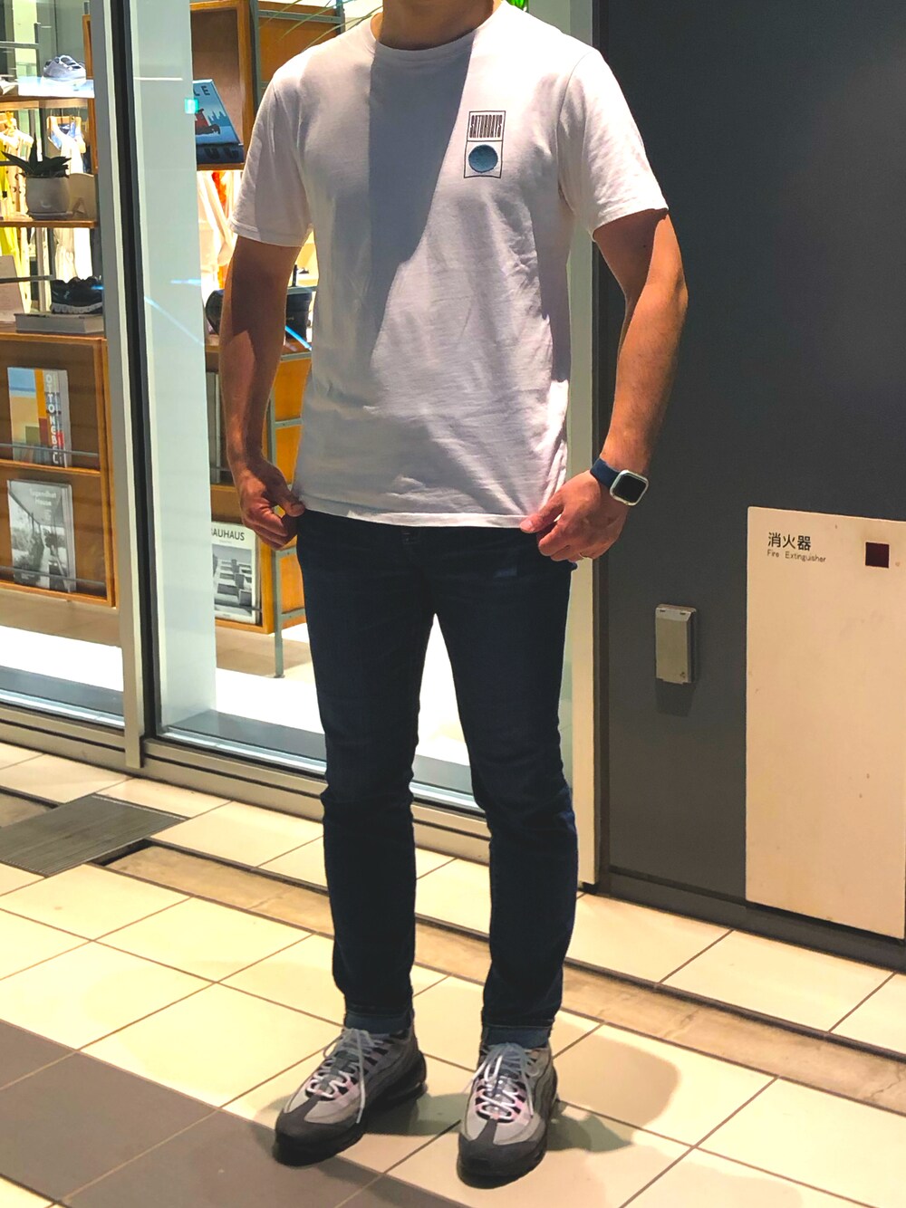 「シンプルコーデ、シンプル、夏コーデ、休日スタイル、オトナカジュアル、おしゃれさんと繋がりたい、ブルー、ピンク、グレー、ホワイト、Tシャツ、Tシャツ×デニム、サタデーズ ニューヨークシティ (Saturdays NYC)、NIKE、NIKE AIR MAX」｜「Saturdays NYCのCondesa SS Tee（Tシャツ/カットソー、ホワイト系）」を使った、evans13さん（メンズ・177cm）の夏コーディネートの1枚目の写真
