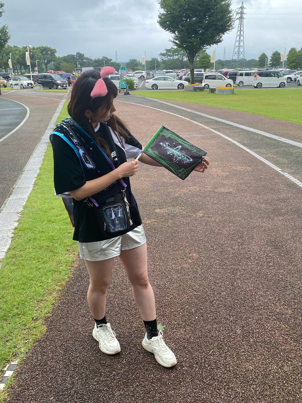 「夏コーデ、シンプルスタイル、LIVEコーデ、ショートパンツ、スポーツミックス、スニーカー、高身長女子」｜「FILAの【FILA(フィラ)】DISRUPTOR（スニーカー、ベージュ系）」を使った、yuzuさん（レディース・169cm）の秋コーディネートの1枚目の写真