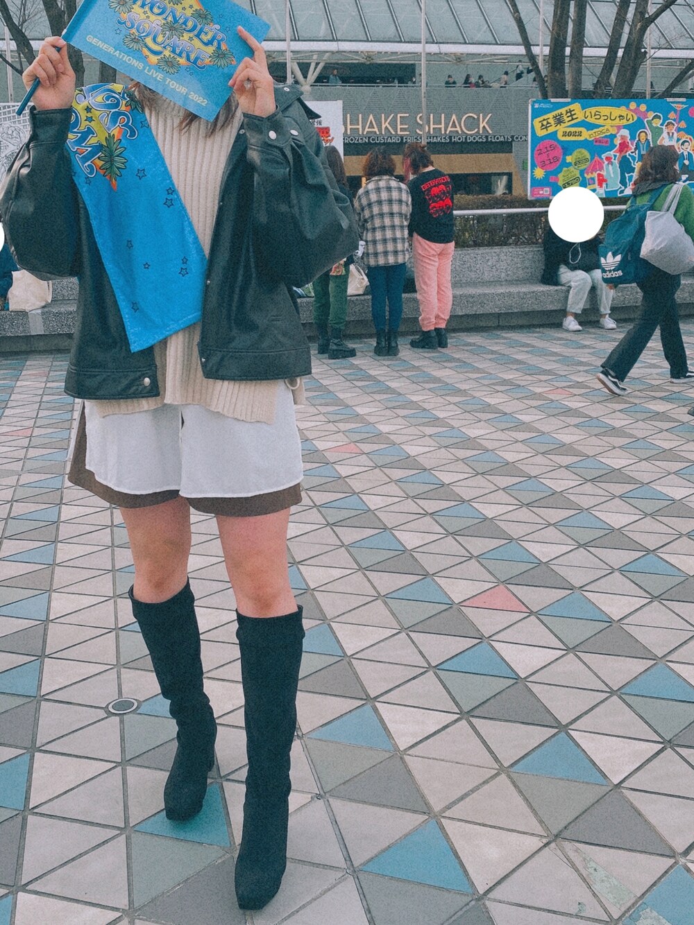 「春服みてみて、休日スタイル、春コーデ、オトナカジュアル、ブラック、レイヤードスタイル、ブーツ、ショートパンツ、レザージャケット、LIVE」｜「しまむらのアイテム（ブーツ、ブラック系）」を使った、yuzuさん（レディース・169cm）の春コーディネートの1枚目の写真