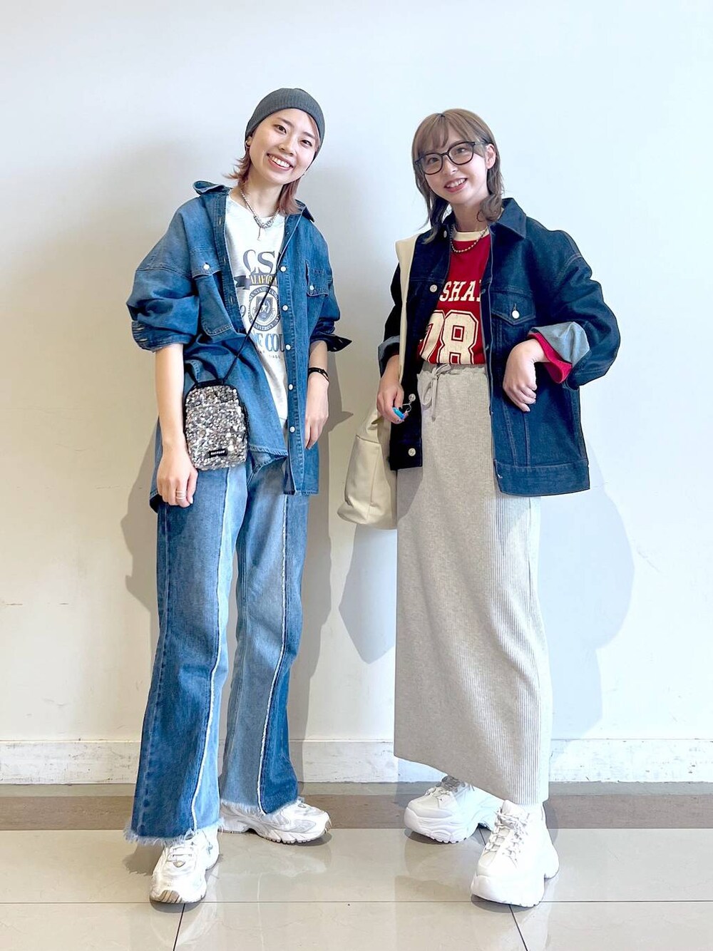 「ローリーズスタイル_LOWRYS FARM、LOWRYS FARM、大人女子カジュアル_LOWRYS FARM、BAYFLOW、デニムジャケット、デニムパンツ、ラフ、テーマパーク、ピクニック、差し色コーデ、ユニセックス、カジュアル」｜「LOWRYS FARMのヤワラカルイＢＩＧトートＢＡＧ　100157（トートバッグ、ホワイト系）」を使った、akn.さん（レディース・158cm）の春コーディネートの1枚目の写真