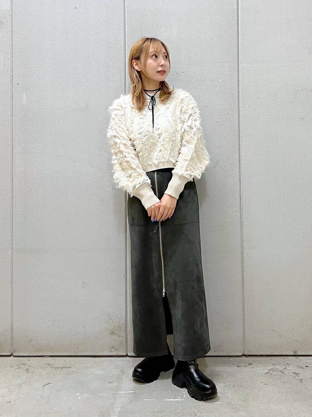 「デートコーデ、モテ、女子ウケ、旅行、ワントーン、着痩せ・細見え、カジュアル、ローリーズスタイル_LOWRYS FARM、LOWRYS FARM、大人女子カジュアル_LOWRYS FARM、ニット、ドットエスティ秋コーデ、ドットエスティトレンド、ロングスカート、ブーツ」｜「LOWRYS FARMのストレッチスニーカーブーツ　133385（ブーツ、ブラック系）」を使った、akn.さん（レディース・158cm）の秋コーディネートの1枚目の写真
