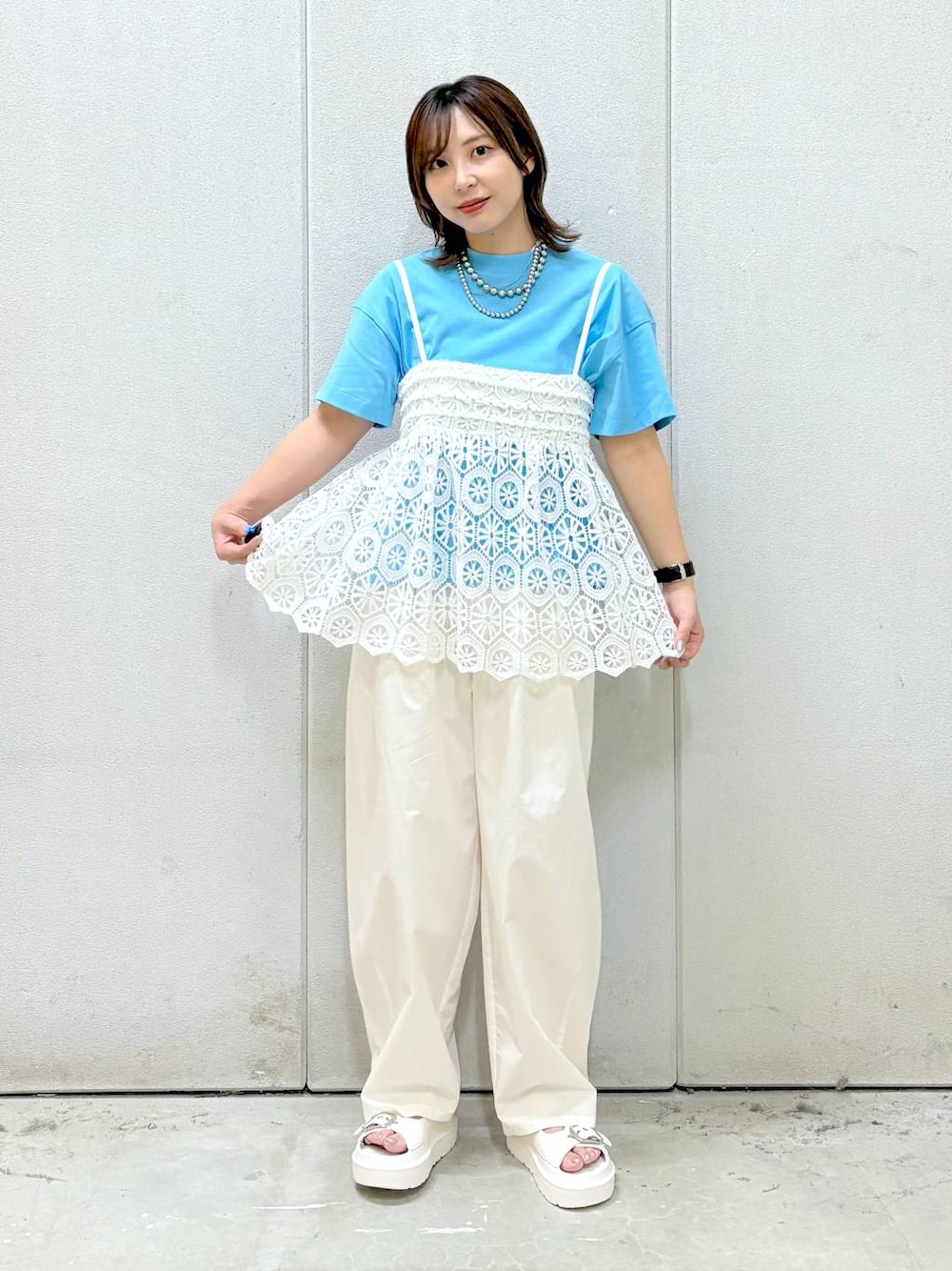「ローリーズスタイル_LOWRYS FARM、LOWRYS FARM、大人女子カジュアル_LOWRYS FARM、キッズ服、キャミソール、レイヤードスタイル、夏コーデ、モテ、ワイドパンツ、サンダル、おでかけ、旅行、ワントーン、着痩せ・細見え、カジュアル」｜「LOWRYS FARMのタックボリュームコクーンパンツ　327284（スラックス、ホワイト系）」を使った、akn.さん（レディース・158cm）の夏コーディネートの1枚目の写真