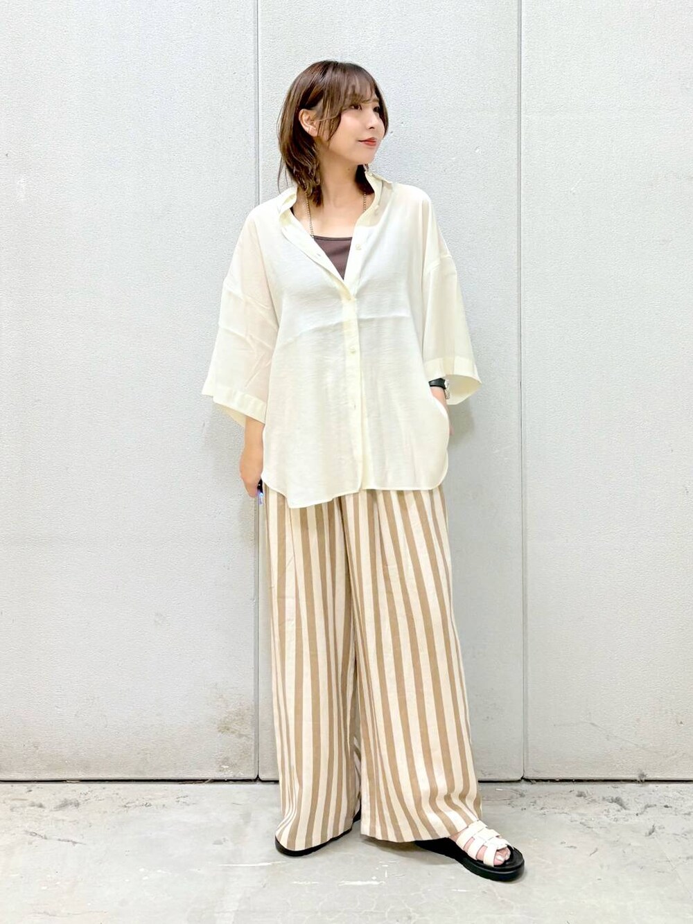 その他のその他パンツ、ホワイト系のサンダル、ベージュ系のシャツ/ブラウスを着用したレディースの夏コーディネートの1枚目の写真
