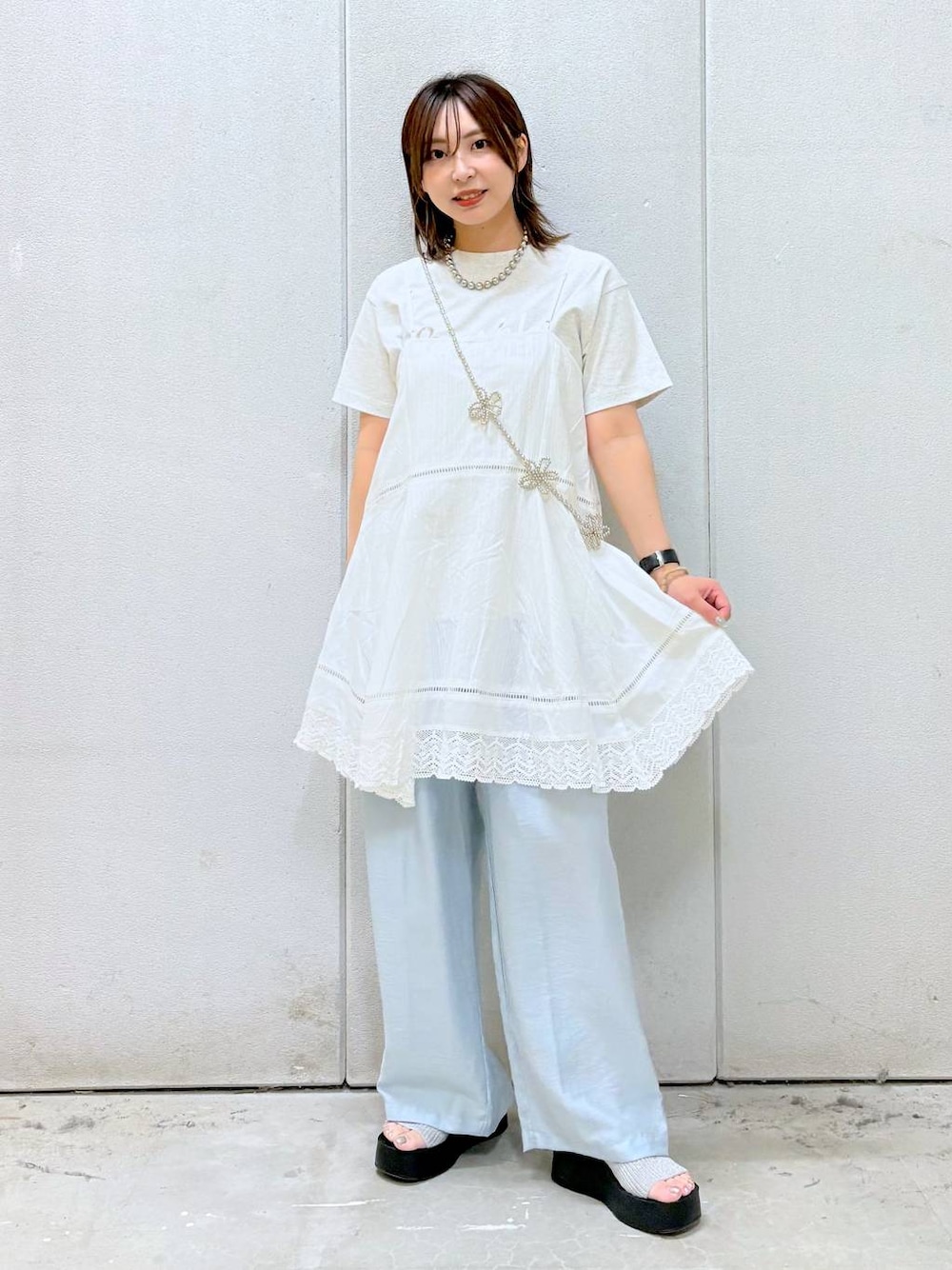 「キャミワンピース、Tシャツ、ワントーン、着痩せ・細見え、カジュアル、ローリーズスタイル_LOWRYS FARM、LOWRYS FARM、大人女子カジュアル_LOWRYS FARM、キャミソール、ワイドパンツ、ウエストゴム、サンダル、デートコーデ、レイヤードスタイル、モテ」｜「Me%のオハナビーズモバイルショルダーストラップ 109516（スマホグッズ、グレー系）」を使った、akn.さん（レディース・158cm）の夏コーディネートの1枚目の写真