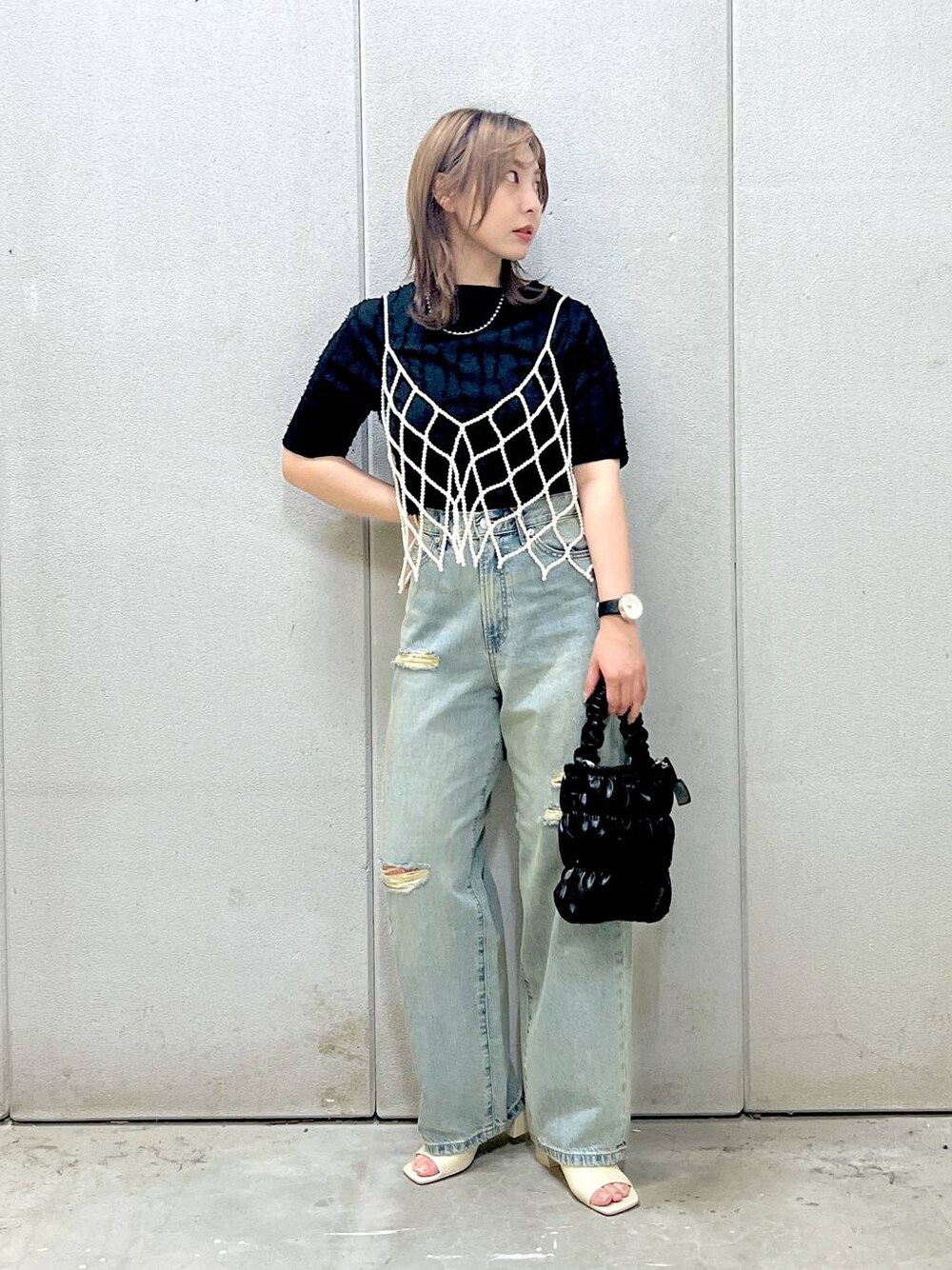 「モテ、おでかけ、ワントーン、着痩せ・細見え、カジュアル、夏コーデ、LOWRYS FARM、大人女子カジュアル_LOWRYS FARM、デニムジャケット、セールコーデ、ベーシック/シンプル、旅行、女子ウケ、デートコーデ」｜「LOWRYS FARMのディープアッパーサンダル  114134（サンダル、ホワイト系）」を使った、akn.さん（レディース・158cm）の夏コーディネートの1枚目の写真