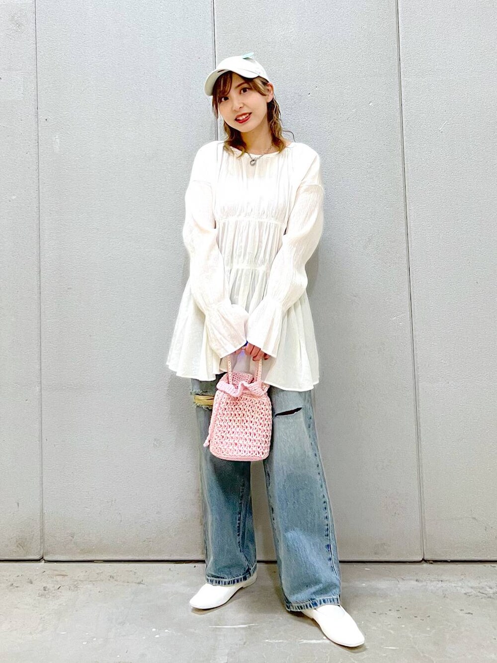 「カジュアル、ローリーズスタイル_LOWRYS FARM、LOWRYS FARM、大人女子カジュアル_LOWRYS FARM、ブラウス、デニムパンツ、フラットシューズ、キャップ、ガーリー、差し色コーデ、春コーデ、デートコーデ、旅行、女子会、おでかけ」｜「LOWRYS FARMのフワットシューズ　100494（パンプス、ホワイト系）」を使った、akn.さん（レディース・158cm）の春コーディネートの1枚目の写真