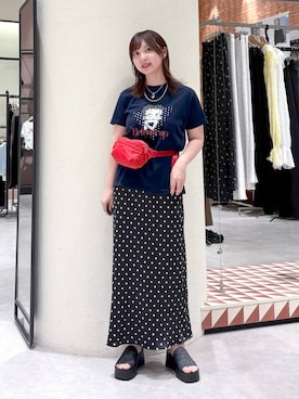 「LOWRYS FARM（ローリーズファーム）のストレッチサテンスカート　 290120（スカート、ブラック系）」を使った、akn.さん（レディース）の春コーディネート
