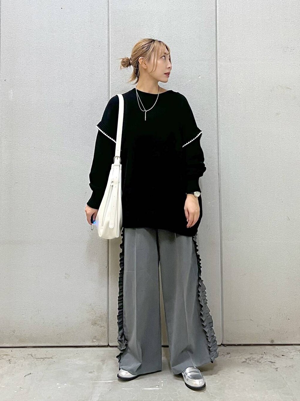 「ワントーン、着痩せ・細見え、カジュアル、ローリーズスタイル_LOWRYS FARM、LOWRYS FARM、大人女子カジュアル_LOWRYS FARM、ドットエスティ秋コーデ、ドットエスティトレンド、ニット、ワイドパンツ、モノトーン、おでかけ、楽ちんコーデ、デートコーデ」｜「LOWRYS FARMの２WAYステッチプルオーバーLS　116684（ニット/セーター、ブラック系）」を使った、akn.さん（レディース・158cm）の秋コーディネートの1枚目の写真