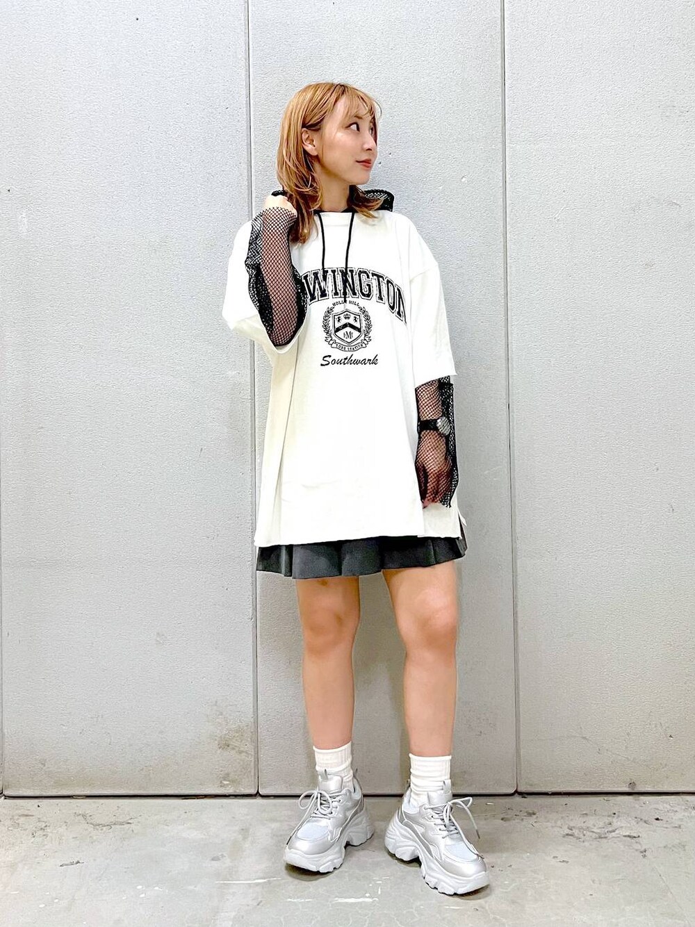 「Tシャツ、スニーカーブーツシリーズ_BAYFLOW、ミニスカート、ワントーン、着痩せ・細見え、カジュアル、ローリーズスタイル_LOWRYS FARM、LOWRYS FARM、大人女子カジュアル_LOWRYS FARM、秋コーデ、秋冬新作、韓国系、モテ、テーマパーク、デートコーデ」｜「LOWRYS FARMのＴＲプリーツミニスカート 132289（スカート、グレー系）」を使った、akn.さん（レディース・158cm）の秋コーディネートの1枚目の写真