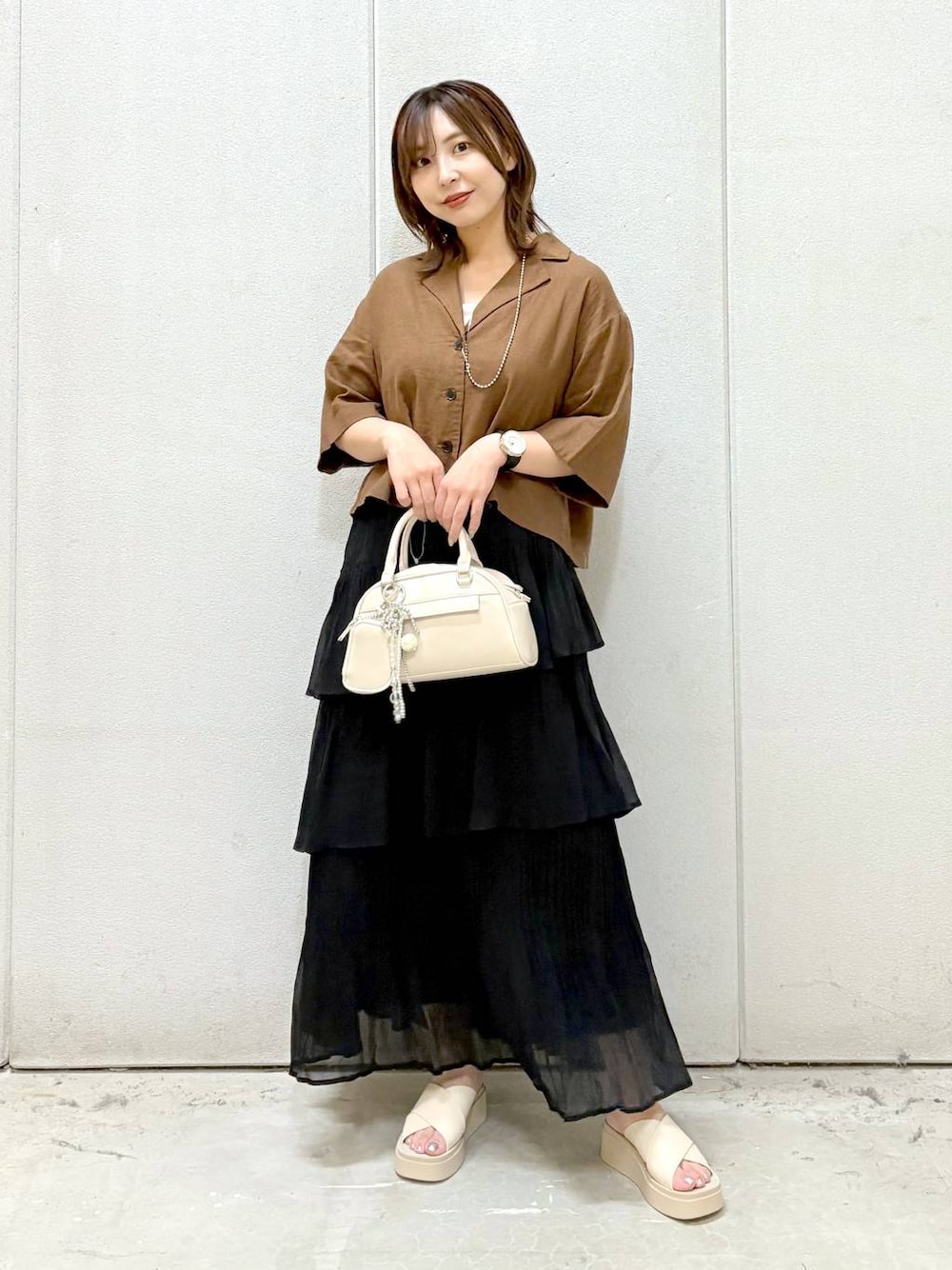 「ワントーン、着痩せ・細見え、カジュアル、ローリーズスタイル_LOWRYS FARM、LOWRYS FARM、大人女子カジュアル_LOWRYS FARM、シャツ、and STセール、ロングスカート、サンダル、夏コーデ、モテ、おでかけ、旅行、女子ウケ」｜「LOWRYS FARMのノルマンディショートシャツ　 248288（シャツ/ブラウス、ブラウン系）」を使った、akn.さん（レディース・158cm）の夏コーディネートの1枚目の写真