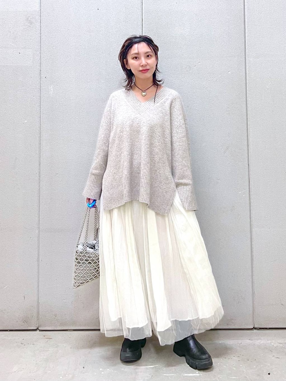 「ニット、差し色コーデ、体型カバー、カジュアル、ローリーズスタイル_LOWRYS FARM、LOWRYS FARM、大人女子カジュアル_LOWRYS FARM、ガーリー、ロングスカート、ブーツ、デート/ロマンティック、旅行、着痩せ・細見え、着痩せ、女子会」｜「LOWRYS FARMのストレッチスニーカーブーツ　345671（ブーツ、ブラック系）」を使った、akn.さん（レディース・158cm）の秋コーディネートの1枚目の写真