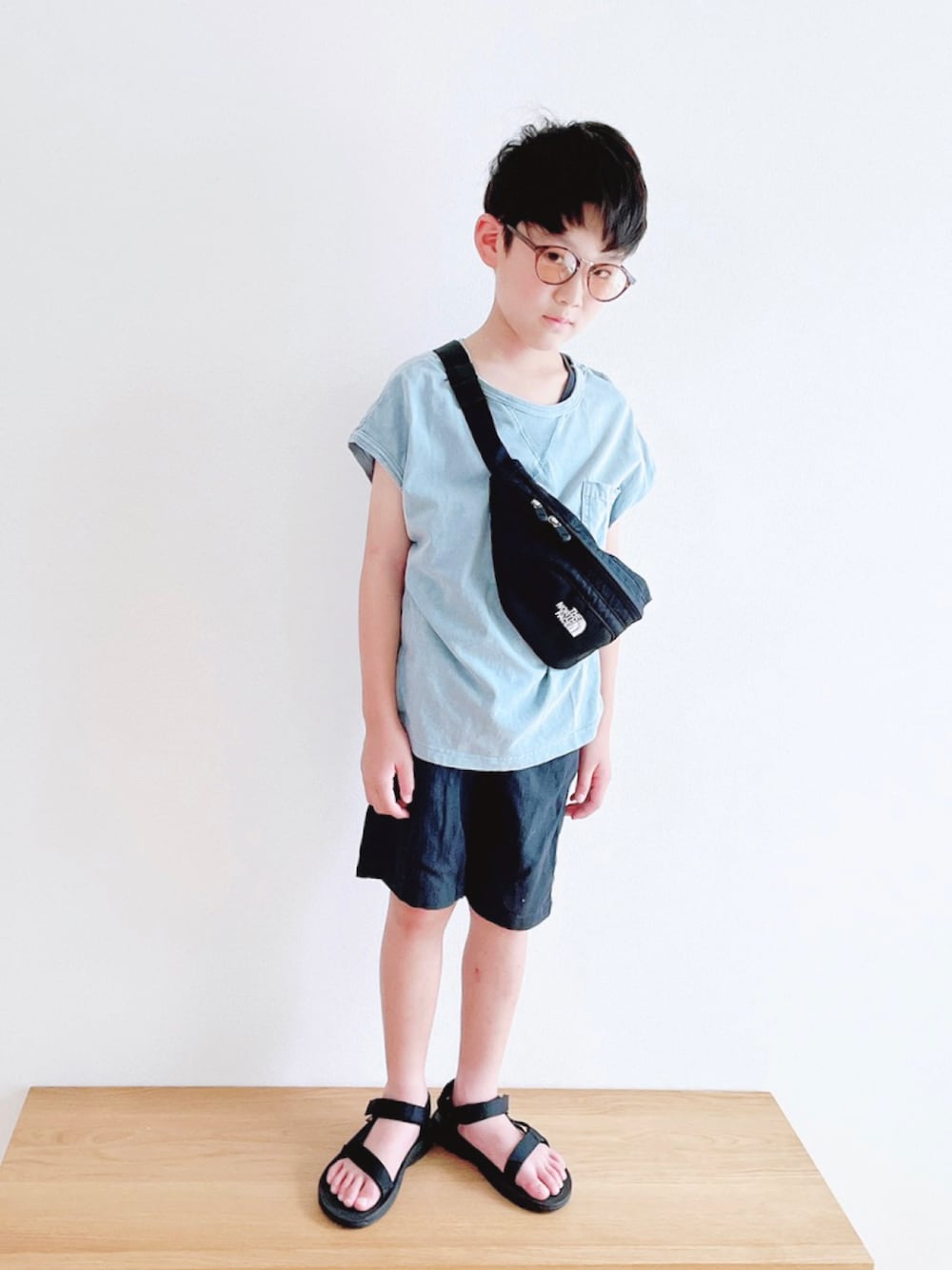 「夏コーデ、キッズファッション、スポーツサンダル、休日スタイル、シンプルコーデ、サングラス、ショートパンツ、ブランシェス」｜「BRANSHESのビンテージ風加工タンクトップ（タンクトップ、ブルー系）」を使った、RMRさん（キッズ・90cm）の夏コーディネートの1枚目の写真