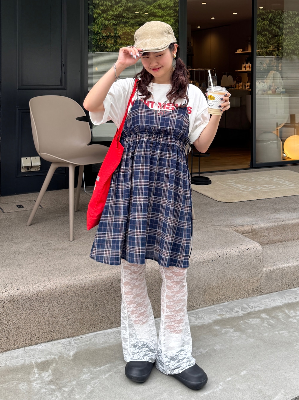 「やっぱり帽子が好き、レイヤードスタイル、ワイドパンツ、キャミワンピ、厚底シューズ、チェック、Tシャツ、春夏コーデ、夏コーデ、キャスケット、休日スタイル、お出かけコーデ、古着MIX、低身長コーデ、韓国ファッション」｜「FOREVER 21の【2025SS】ヴィンテージ風ハンチング（ハンチング/ベレー帽、ベージュ系）」を使った、rin.さん（レディース・153cm）の春コーディネートの1枚目の写真