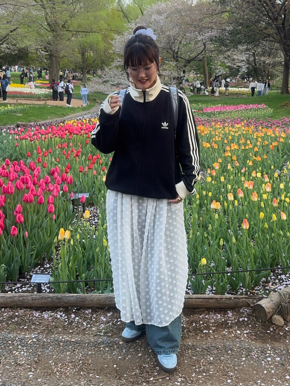 「春めき満開コーデ、パンツスタイル、大人ファッション、低身長女子、レイヤードスタイル、ワンピースコーデ、メガネ女子、トラックジャケット、アディダス、春コーデ、シアーワンピース、スニーカー、休日スタイル、お出かけコーデ」｜「adidasのアディカラー クラシック トラックトップ（ジェンダーニュートラル） / トラックジャケット / ジャージ / アディダスオリジナルス adidas Originals（ジャージ、ブラック系）」を使った、rin.さん（レディース・153cm）の春コーディネートの1枚目の写真