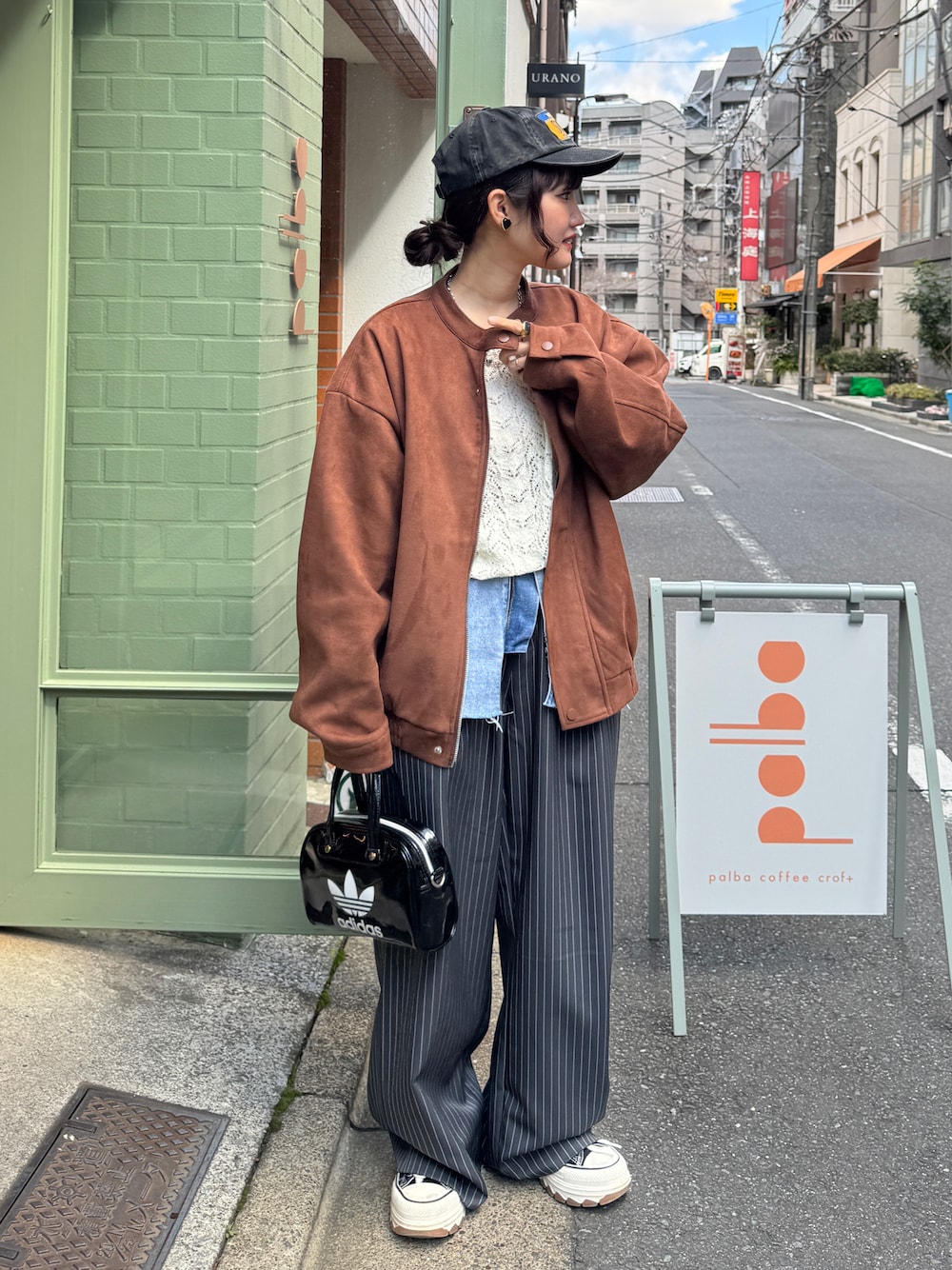 「春めき満開コーデ、ジャケット、古着MIX、春コーデ、キャップ、スラックス、スニーカー、休日スタイル、レイヤードスタイル、カジュアル、春服コーデ、スウェード」｜「napinna maisonのアイテム（スラックス、グレー系）」を使った、rin.さん（レディース・153cm）の春コーディネートの1枚目の写真