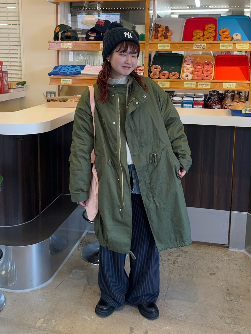 「冬アウター、最近のいい感じコーデ、ニット帽、M65、冬コーデ、厚底シューズ、トートバッグ、レイヤードスタイル、休日スタイル、お出かけコーデ」｜「feepur by sayaの【SET ITEM】3WAY/M-65 スタンドモッズコート＆キルティングライナーコート（モッズコート、グリーン系）」を使った、rin.さん（レディース・153cm）の秋コーディネートの1枚目の写真