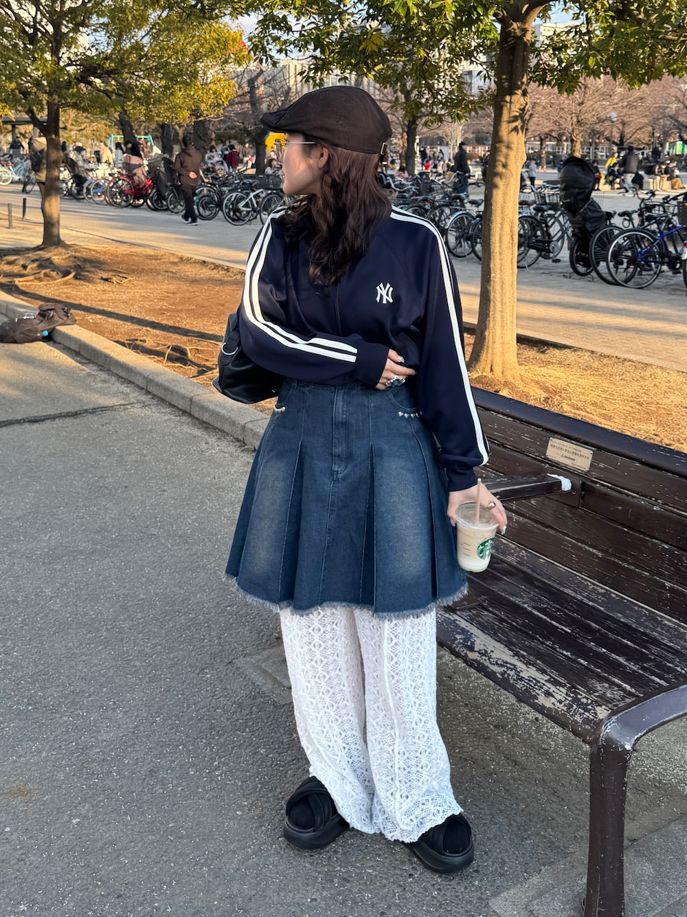 「古着MIX、春コーデ、トラックジャケット、ミニスカート、デニム、メガネ女子、ローファー、オトナ女子、レイヤードスタイル、休日スタイル」｜「FREAK'S STOREのMLB × FREAK'S STORE/エムエルビー MLB トラックジャケット / ラインジャージ（ジャージ、ブルー系）」を使った、rin.さん（レディース・153cm）の春コーディネートの1枚目の写真