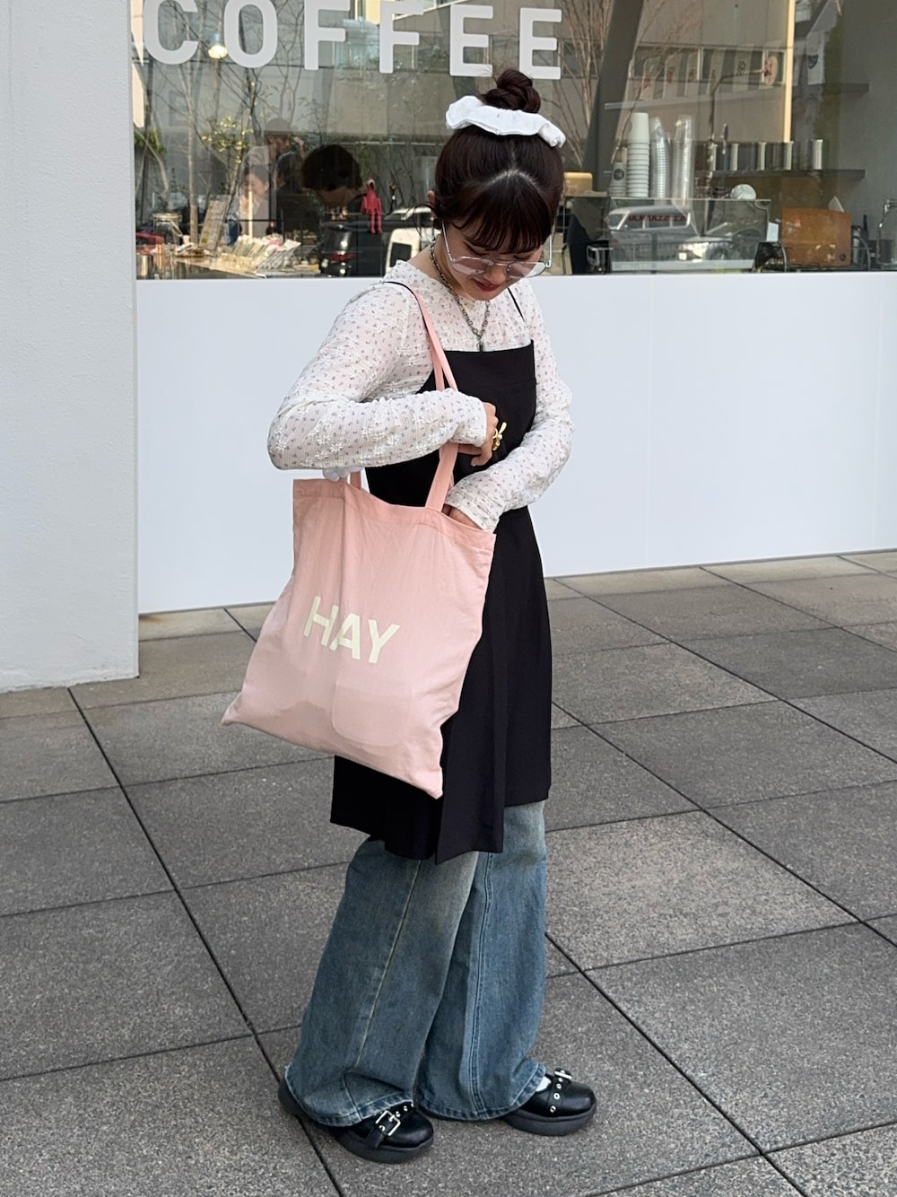 「春めき満開コーデ、春コーデ、古着MIX、ローファー、デニム、トートバッグ、ピンク、オトナカワイイ、休日スタイル、春服、レイヤードスタイル、メガネ女子」｜「HAYのアイテム（トートバッグ、ピンク系）」を使った、rin.さん（レディース・153cm）の春コーディネートの1枚目の写真