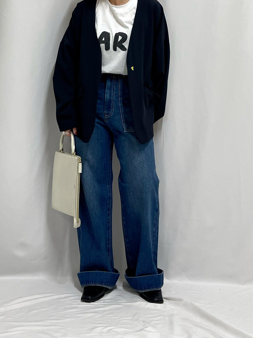 ホワイト系のTシャツ/カットソー、ブルー系のノーカラージャケット、ホワイト系のバッグを着用したレディースの春コーディネートの1枚目の写真