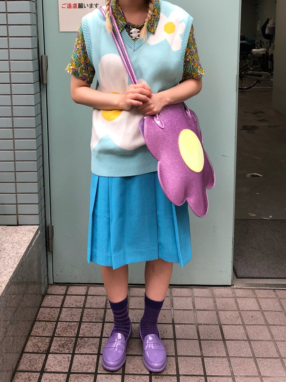 「夏、柄×柄、花柄、花、古着、古着MIX、used、USEDコーデ、レトロ、水色」｜「HUNTERのHUNTER (ハンター）WOMEN'S ORIGINAL PENNY LOAFER ウィメンズ　オリジナル　ペニーローファー（ローファー、パープル系）」を使った、クリヤマさん（レディース・158cm）の夏コーディネートの1枚目の写真