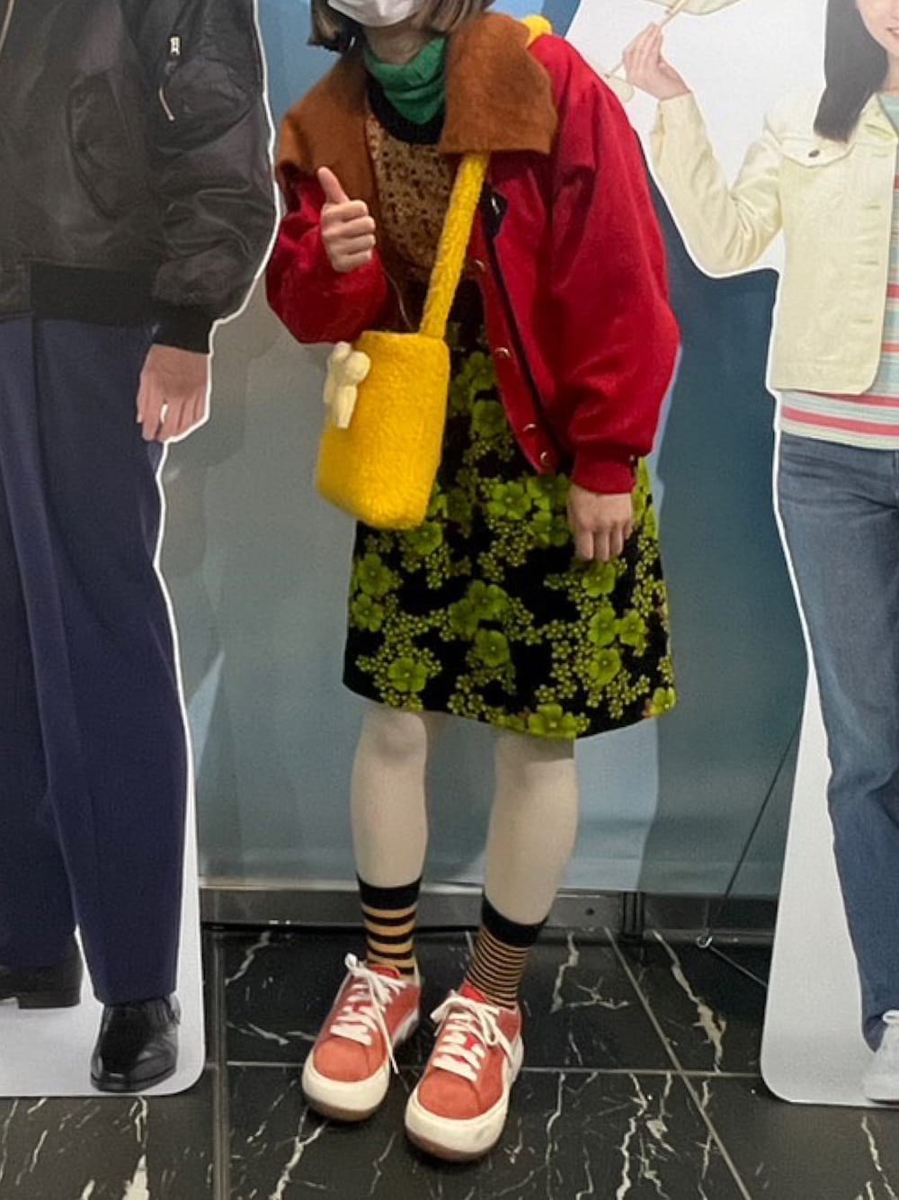 「春コーデ、おしゃれさんと繋がりたい、ootd、古着MIX、古着、古着コーデ、古着好きな人と繋がりたい、used、used mix、USEDコーデ、usedclothing、柄、柄×柄、花柄、レトロ」｜「VINTAGEのアイテム（ニット/セーター、オレンジ系）」を使った、クリヤマさん（レディース・158cm）の春コーディネートの1枚目の写真