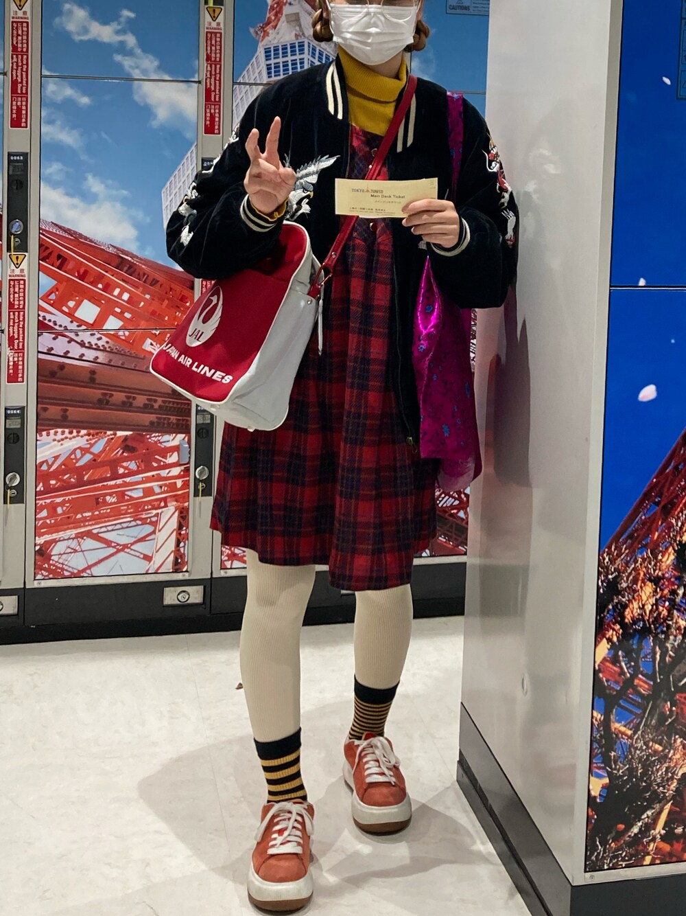 「未来のWEARISTAプロジェクト、冬のコーデ、秋冬、チェック、古着、古着MIX、古着コーデ、古着好きな人と繋がりたい、used、used mix、USEDコーデ、usedclothing、レトロ、スカジャン、暖色系」｜「PUMAのPUMA プーマ スウェード マユ アップ ウィメンズ スニーカー（スニーカー、レッド系）」を使った、クリヤマさん（レディース・158cm）の冬コーディネートの1枚目の写真