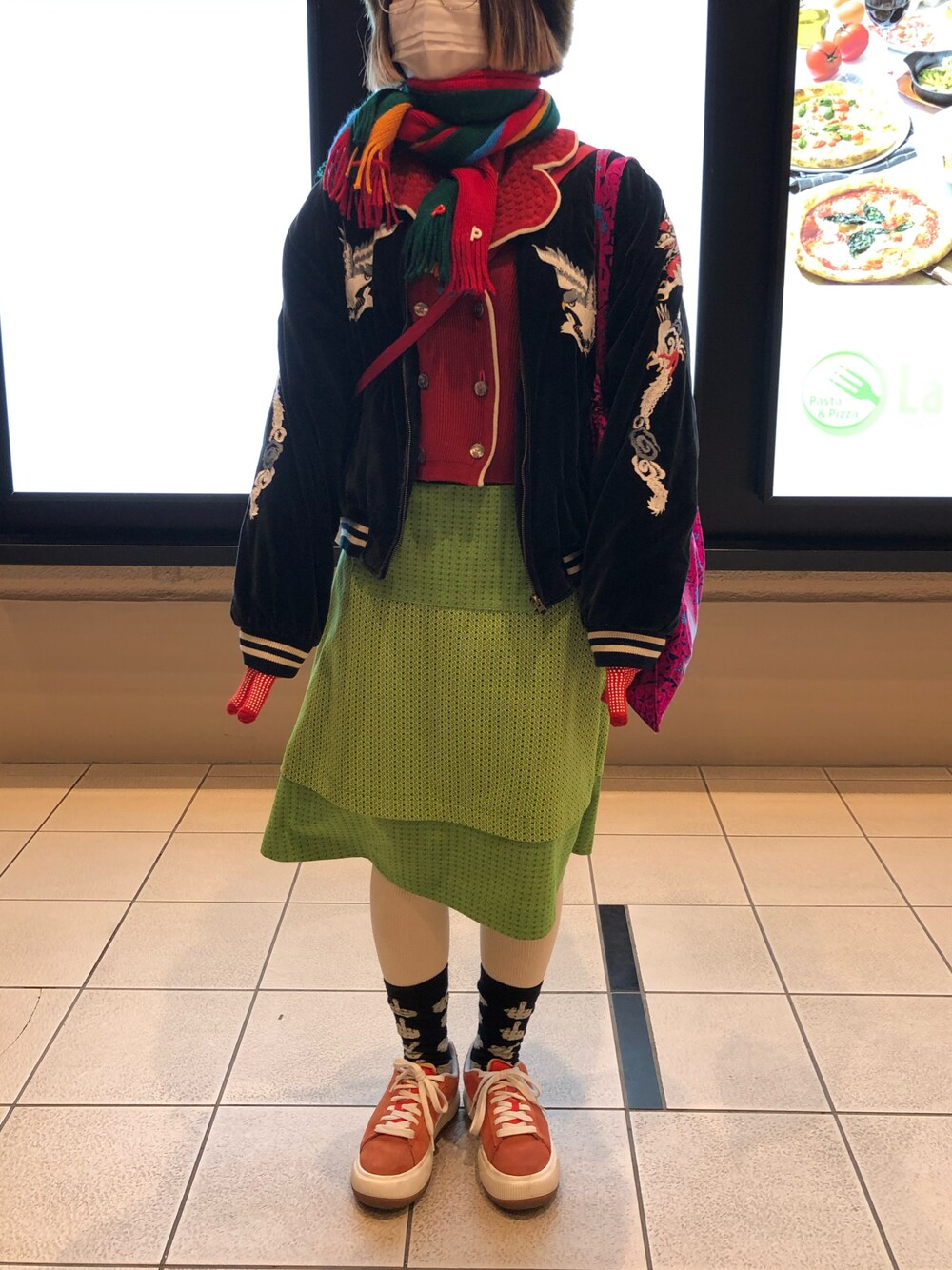 「ほめられ本命コーデ、お出かけコーデ、ootd、古着MIX、古着、古着コーデ、古着好きな人と繋がりたい、used、used mix、USEDコーデ、usedclothing、柄×柄、パンク、ゆるコーデ、カラフルコーデ」｜「PUMAのPUMA プーマ スウェード マユ アップ ウィメンズ スニーカー（スニーカー、レッド系）」を使った、クリヤマさん（レディース・158cm）の冬コーディネートの1枚目の写真