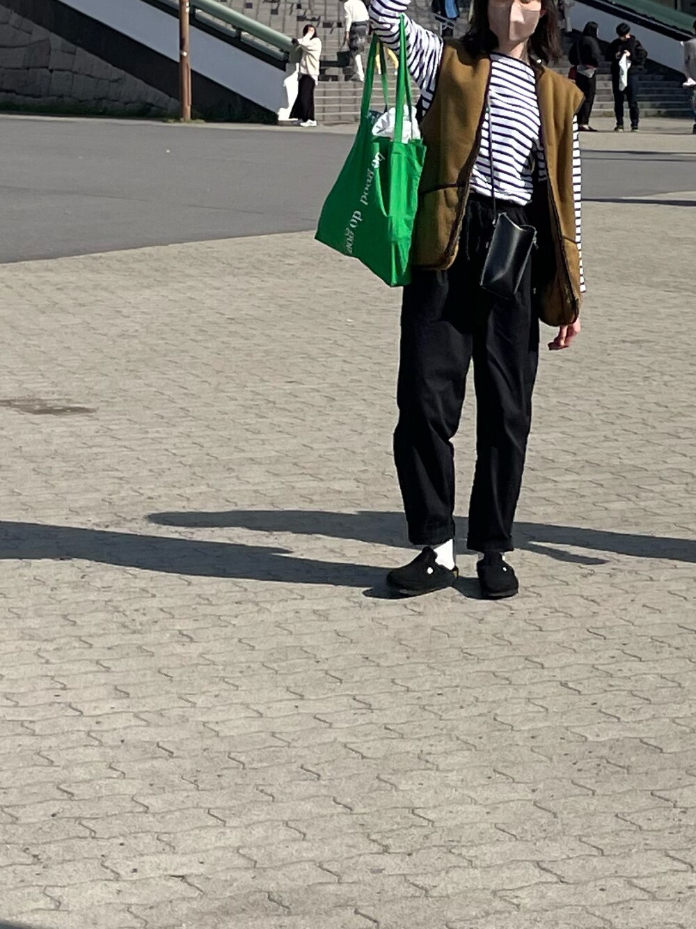 「大人カジュアル、シンプル、休日コーデ、barbour、birkenstock、ボストン、saint james、セントジェームス、お花見コーデ」｜「SAINT JAMESの＜SAINT JAMES＞OUESSANT BORDER LOOSE/カットソー（Tシャツ/カットソー、ブルー系）」を使った、nchaさん（レディース・162cm）の春コーディネートの1枚目の写真