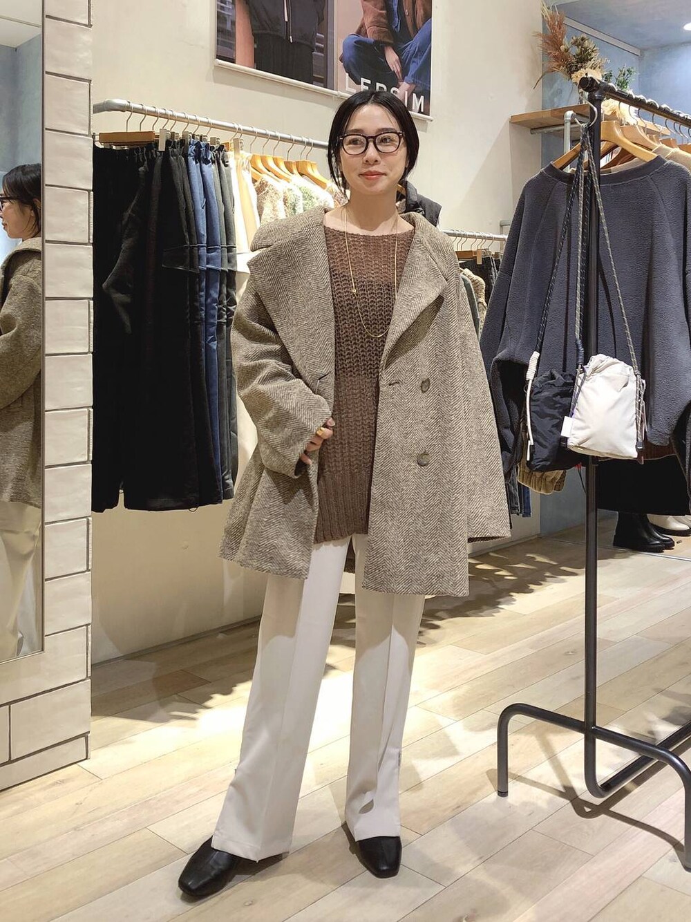 「ママコーデ、女子会、ヘルシー、リラックス、女子ウケ、旅行、LEPSIM、アウター、コート、ニット、ブーツ」｜「LEPSIMのTRスリットストレートパンツ　184045（その他パンツ、ホワイト系）」を使った、noriさん（レディース・155cm）の秋コーディネートの1枚目の写真