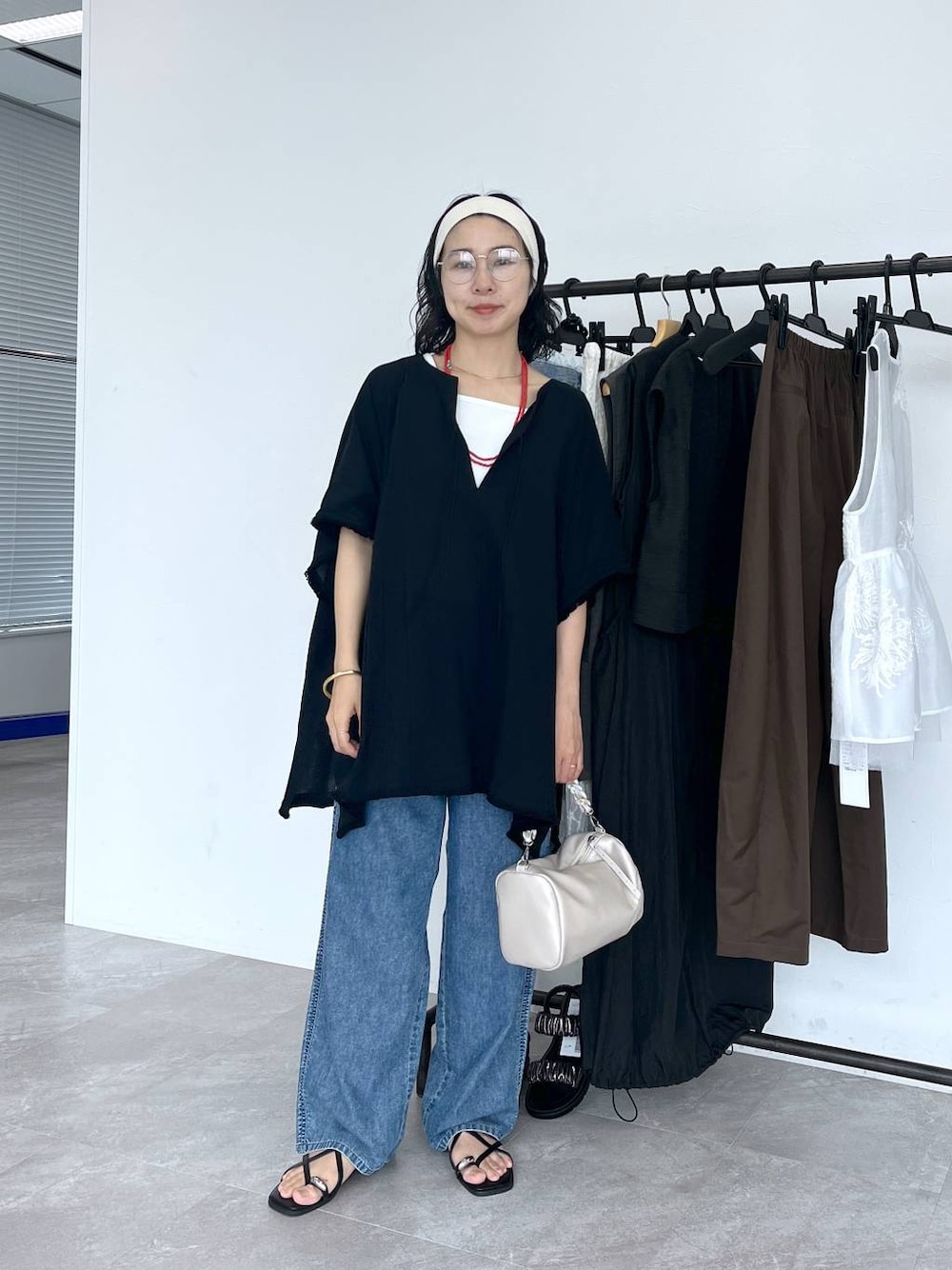 「ヘルシー、リラックス、女子ウケ、ママコーデ、女子会、骨格ウェーブ、旅行、LEPSIM、30代_LEPSIM、骨格ウェーブ_LEPSIM、デニムパンツ、ネックレス、メガネ、メガネ女子、サンダル」｜「LEPSIMのストレートデニムパンツ　290487（デニムパンツ、ブルー系）」を使った、noriさん（レディース・155cm）の夏コーディネートの1枚目の写真