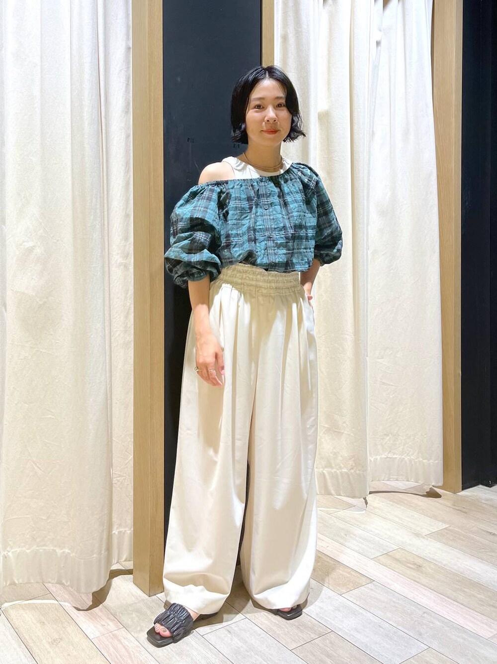 「夏コーデ、サンダル、ヘルシー、リラックス、女子ウケ、ママコーデ、女子会、旅行、LEPSIM、ブラウス、チェック、ワイドパンツ」｜「LEPSIMのギャザーワイドフレアパンツ　109734（その他パンツ、ホワイト系）」を使った、noriさん（レディース・155cm）の夏コーディネートの1枚目の写真