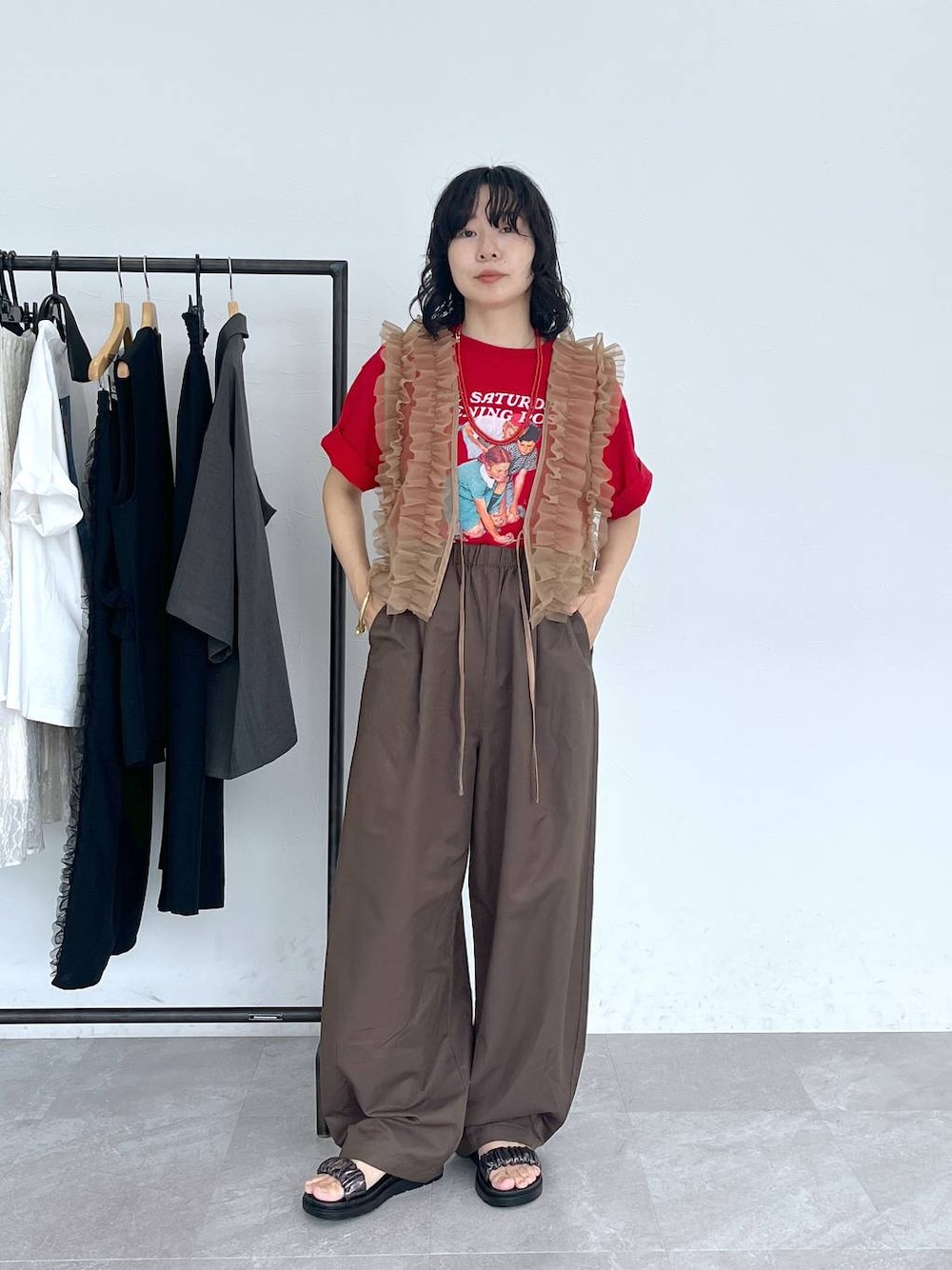 「ヘルシー、リラックス、女子ウケ、ママコーデ、女子会、骨格ウェーブ、旅行、LEPSIM、30代_LEPSIM、骨格ウェーブ_LEPSIM、パンツ、大人カジュアル、Tシャツ、ブラウン、夏コーデ」｜「LEPSIMのサテンギャザーサンダル　290450（サンダル、その他）」を使った、noriさん（レディース・155cm）の春コーディネートの1枚目の写真
