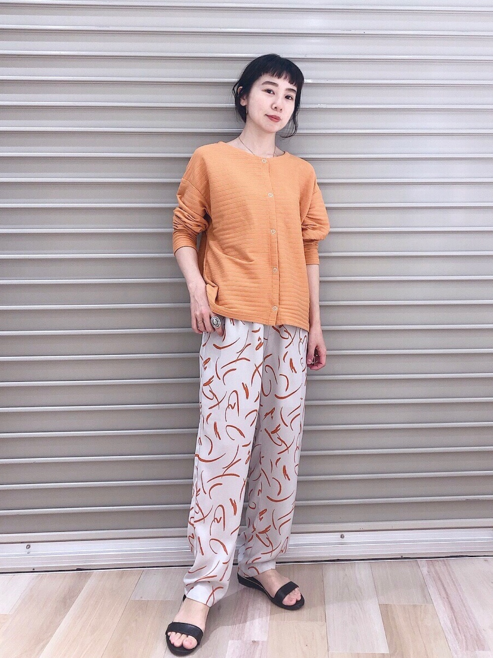 「春、オレンジ、お洒落さんとつながりたい、ペイント、低身長コーデ、春コーデ、ママコーデ、春夏コーデ、オトナ女子、大人カジュアル、3way、カーディガン」｜「LEPSIMの【着回し力抜群なセットアイテム】2Pセットワンピース　270334（ワンピース、オレンジ系）」を使った、noriさん（レディース・155cm）の春コーディネートの1枚目の写真