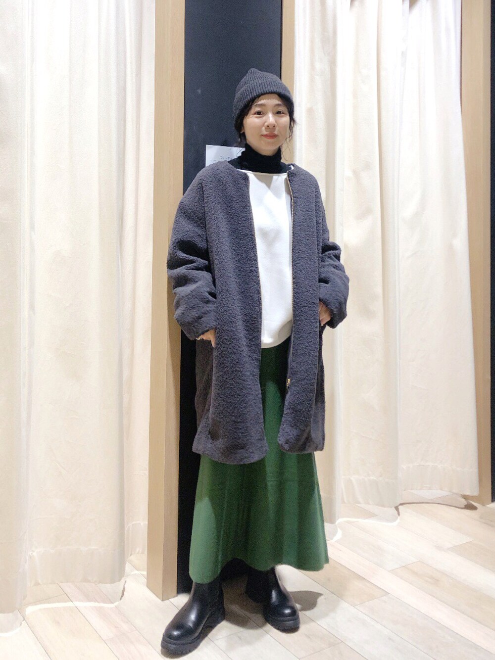 「アウター、ボアコート、ママコーデ、大人カジュアル、冬コーデ、低身長コーデ、私の推しブランド、レプシィム(LEPSIM)、プチプラ、ニットスカート」｜「LEPSIMのモチモチニットワッチ　229557（ニットキャップ/ビーニー、グレー系）」を使った、noriさん（レディース・155cm）の冬コーディネートの1枚目の写真