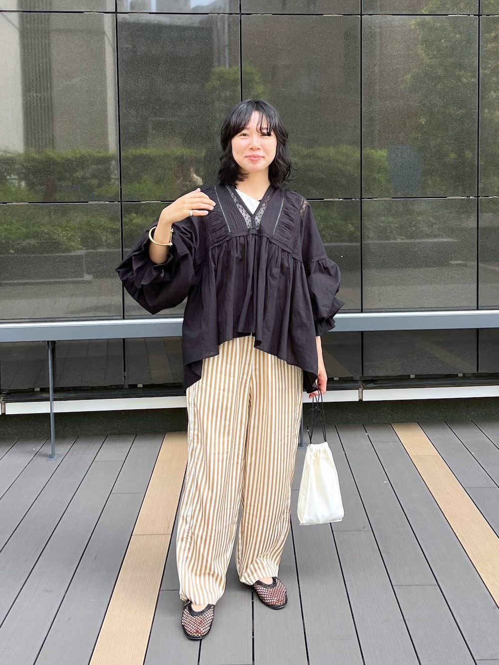 「ヘルシー、リラックス、女子ウケ、ママコーデ、女子会、骨格ウェーブ、旅行、LEPSIM、30代_LEPSIM、骨格ウェーブ_LEPSIM、ブラウス、ブラックコーデ、春夏コーデ、夏コーデ」｜「LEPSIMのメッシュフラットパンプス　319486（パンプス、ブラック系）」を使った、noriさん（レディース・155cm）の春コーディネートの1枚目の写真